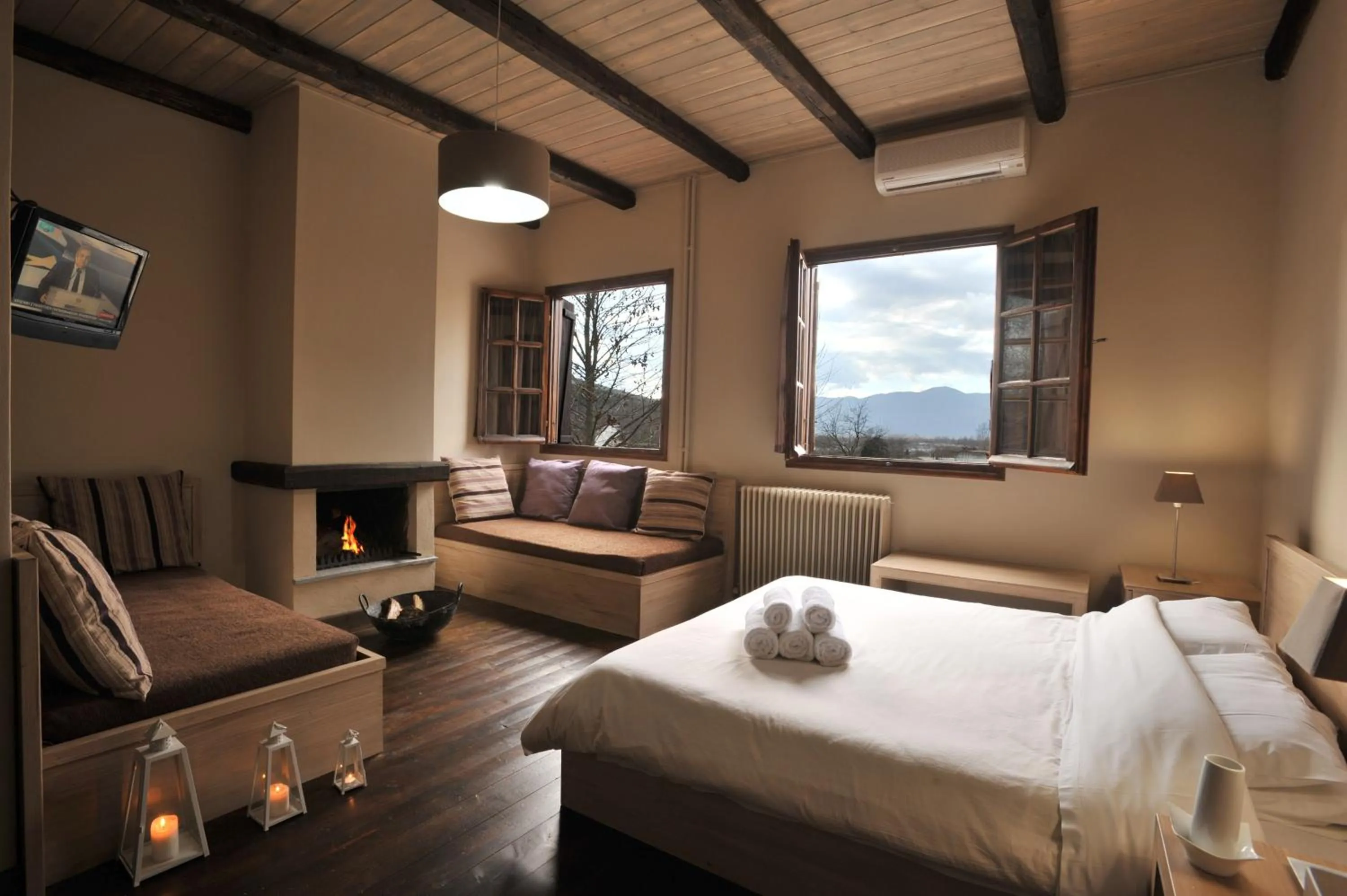 Bed in Κonitsa Gefyri hotel