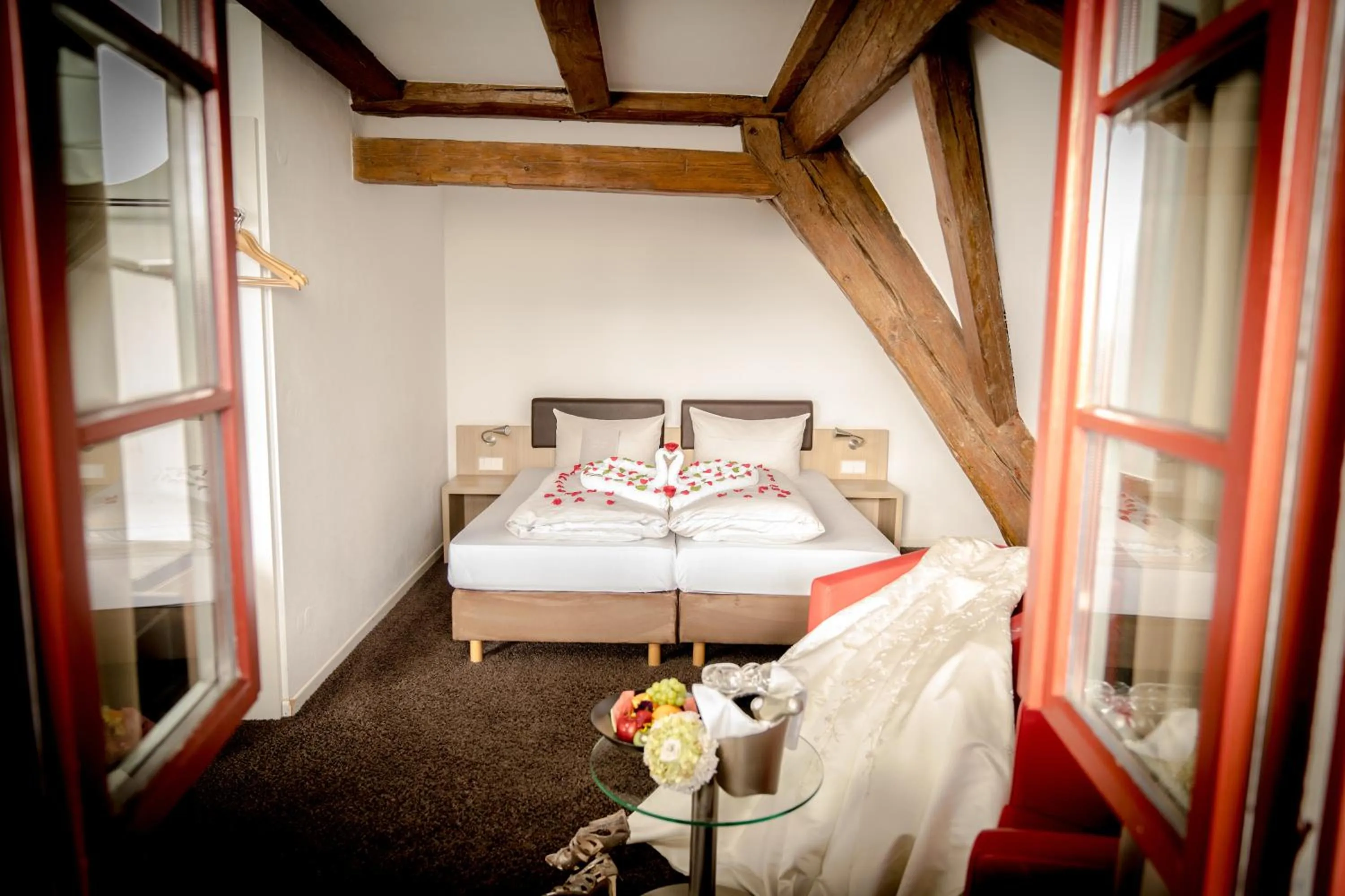 wedding, Bed in Hotel Hofgut Hohenkarpfen