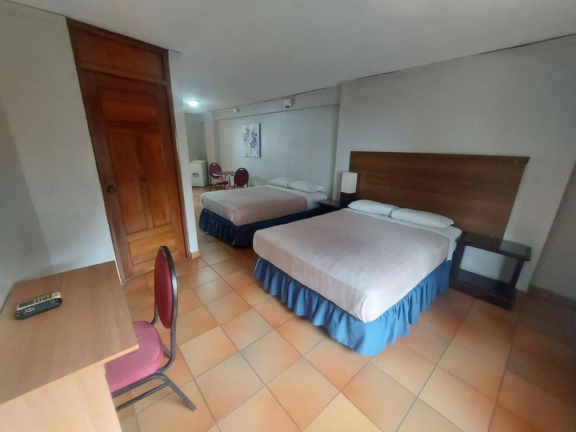 Photo of the whole room, Bed in Hotel Tower House Suites