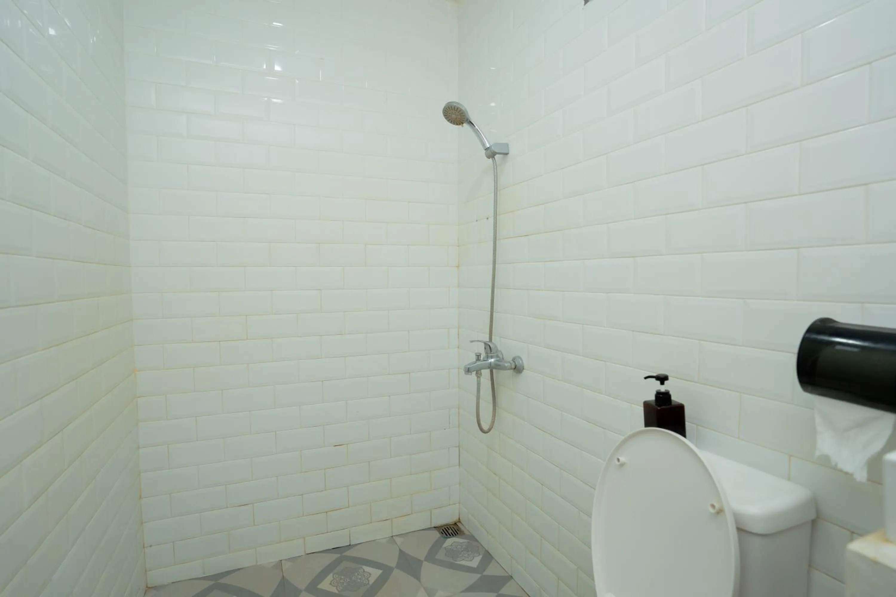 Bathroom in RedDoorz Syariah near Lombok Epicentrum Mall