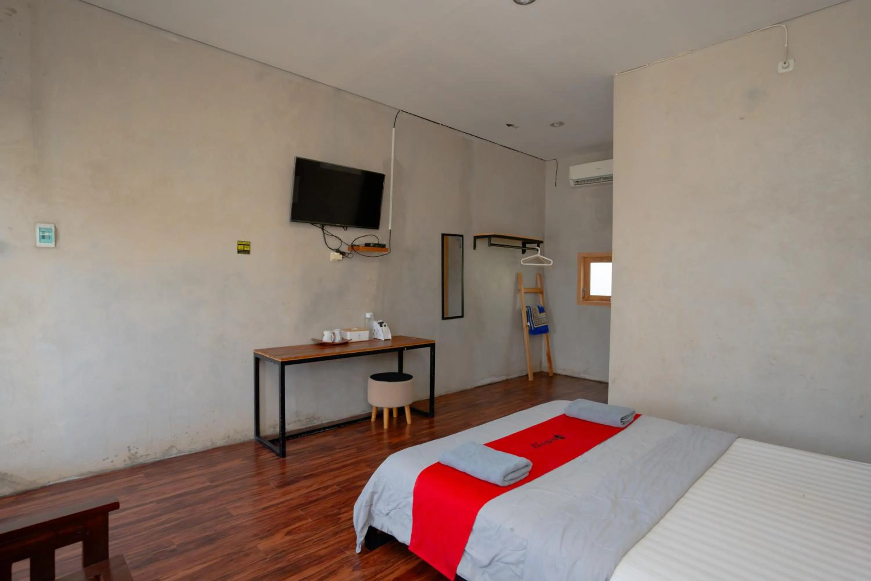 Bedroom, Bed in RedDoorz Syariah near Lombok Epicentrum Mall