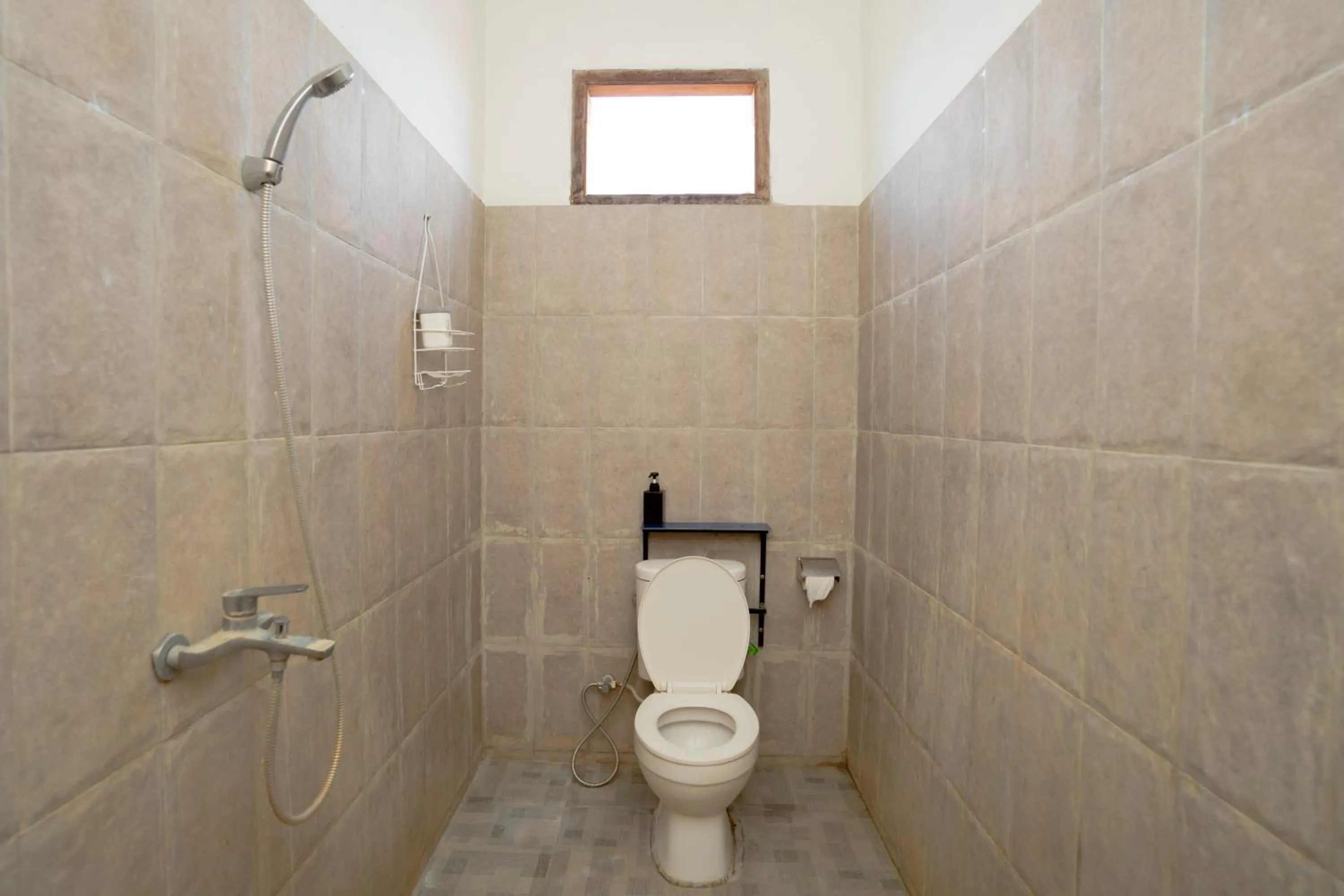 Bathroom in RedDoorz Syariah near Lombok Epicentrum Mall