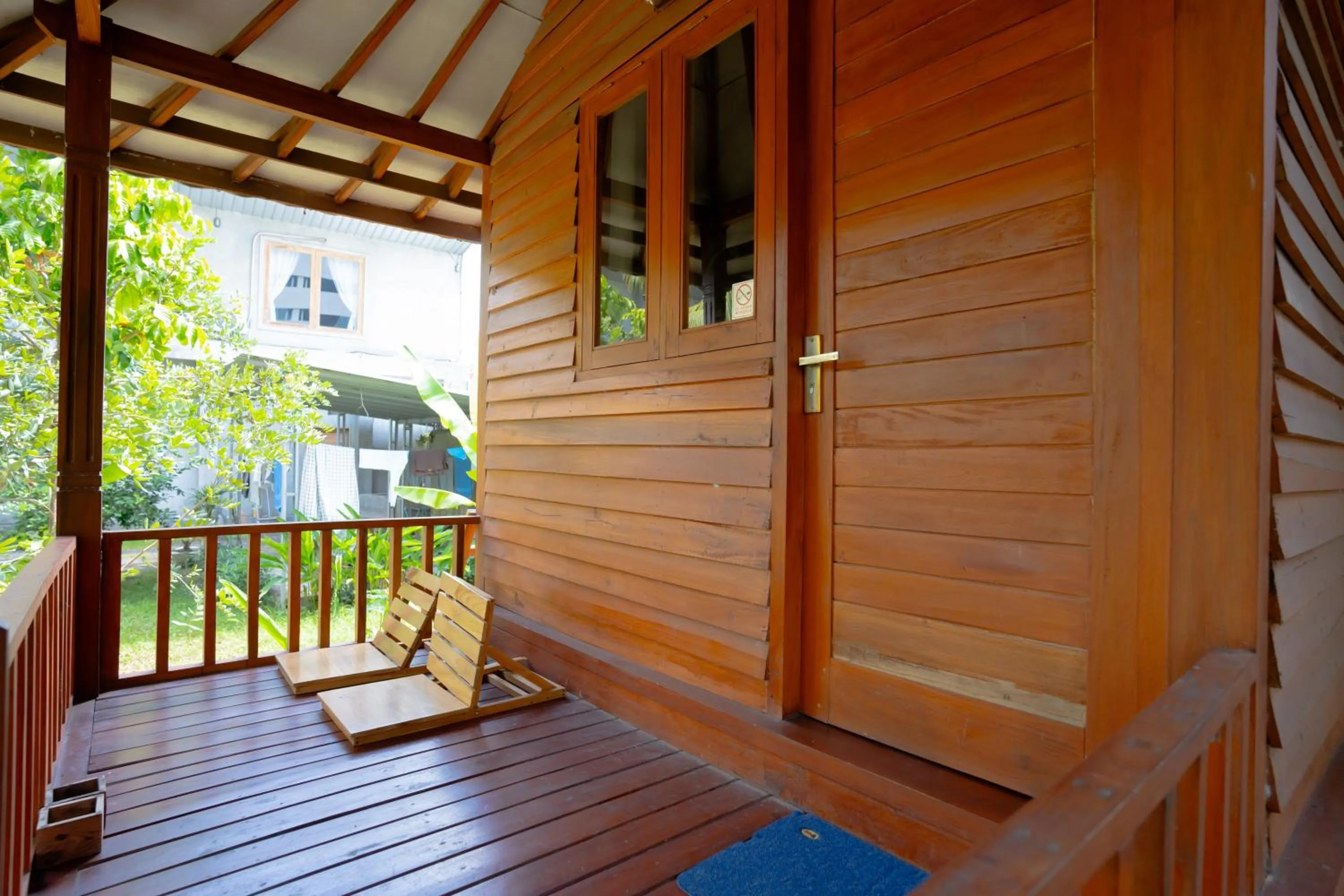 Balcony/Terrace in RedDoorz Syariah near Lombok Epicentrum Mall