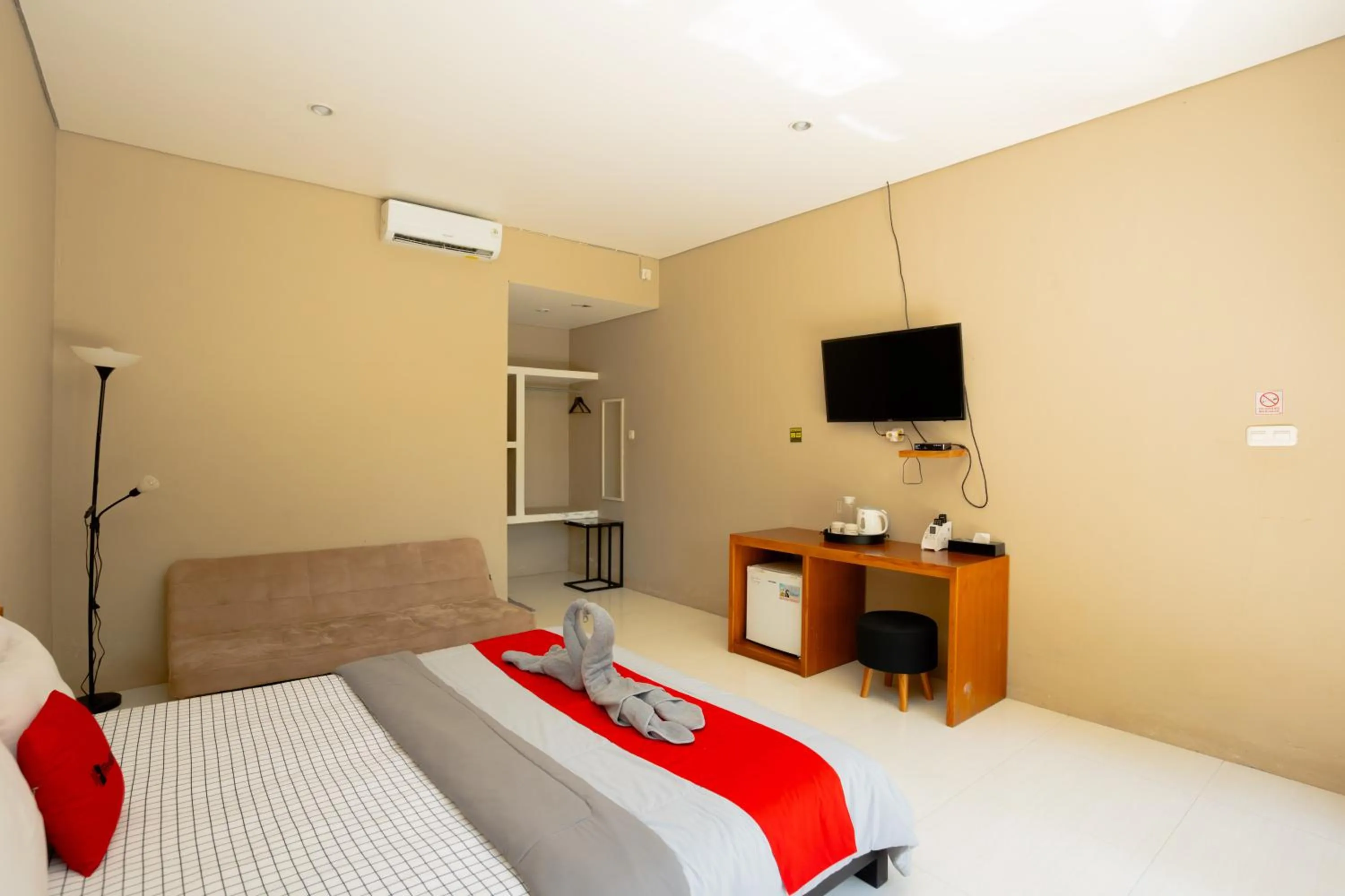 Bedroom, Bed in RedDoorz Syariah near Lombok Epicentrum Mall