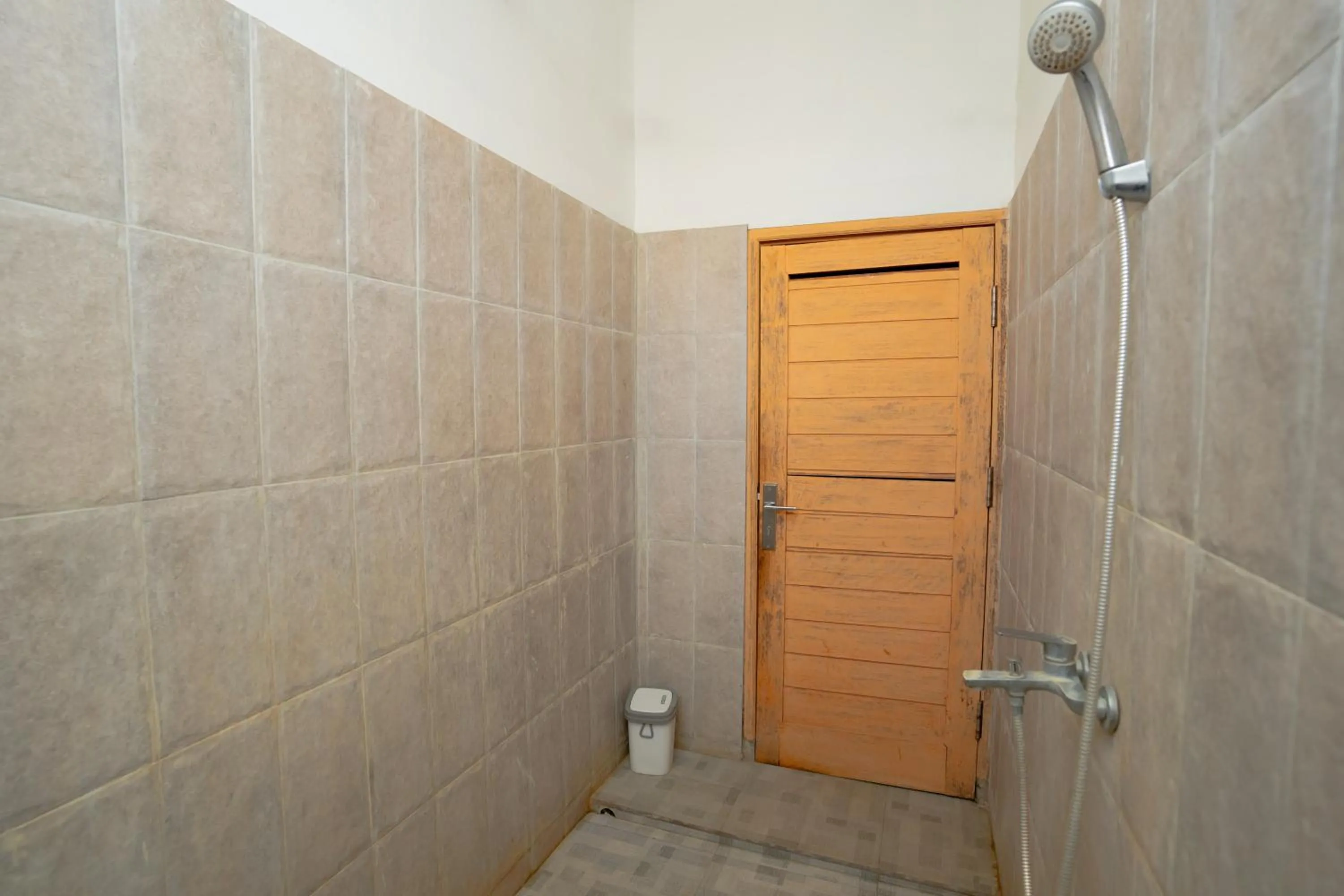 Bathroom in RedDoorz Syariah near Lombok Epicentrum Mall