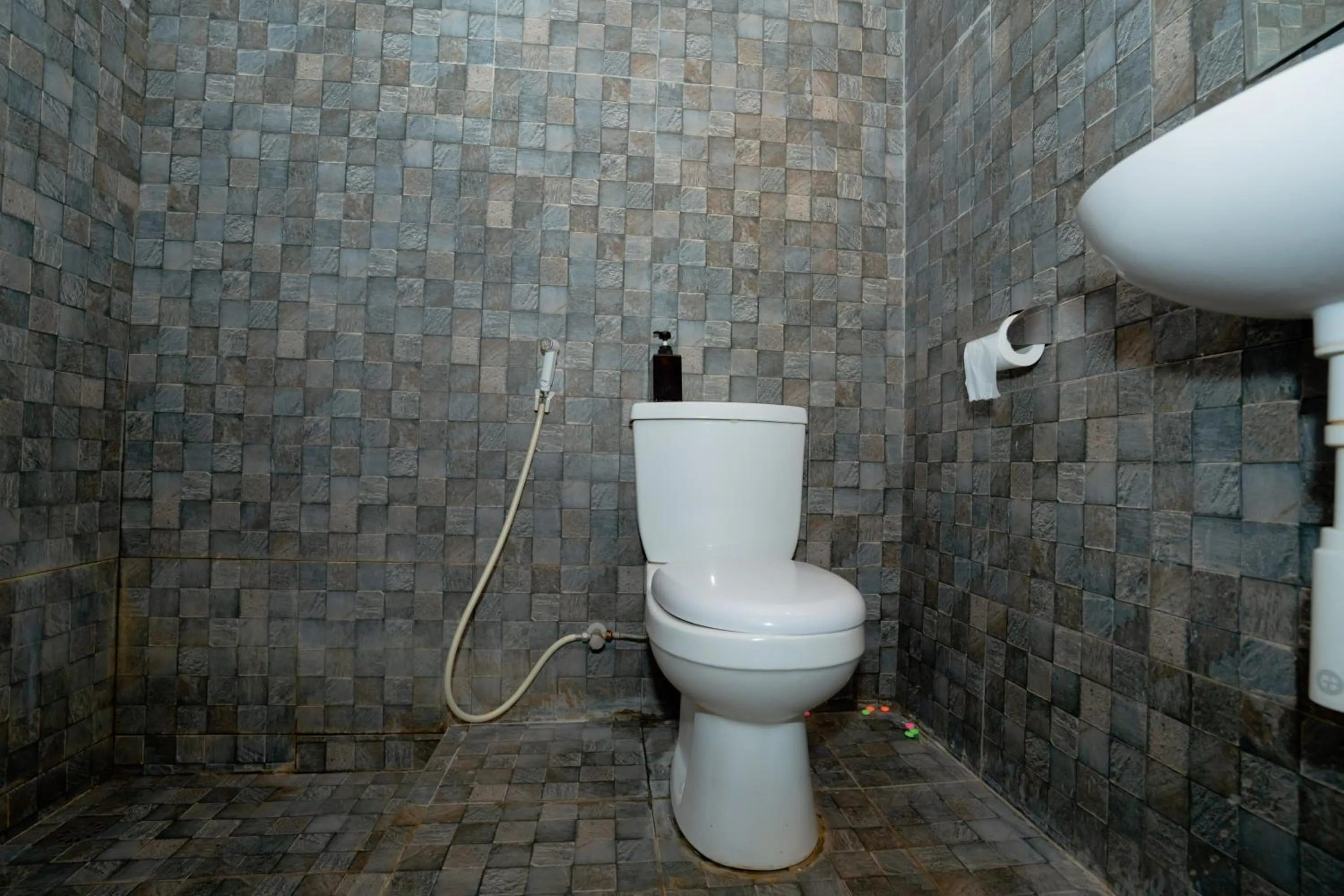 Bathroom in RedDoorz Syariah near Lombok Epicentrum Mall