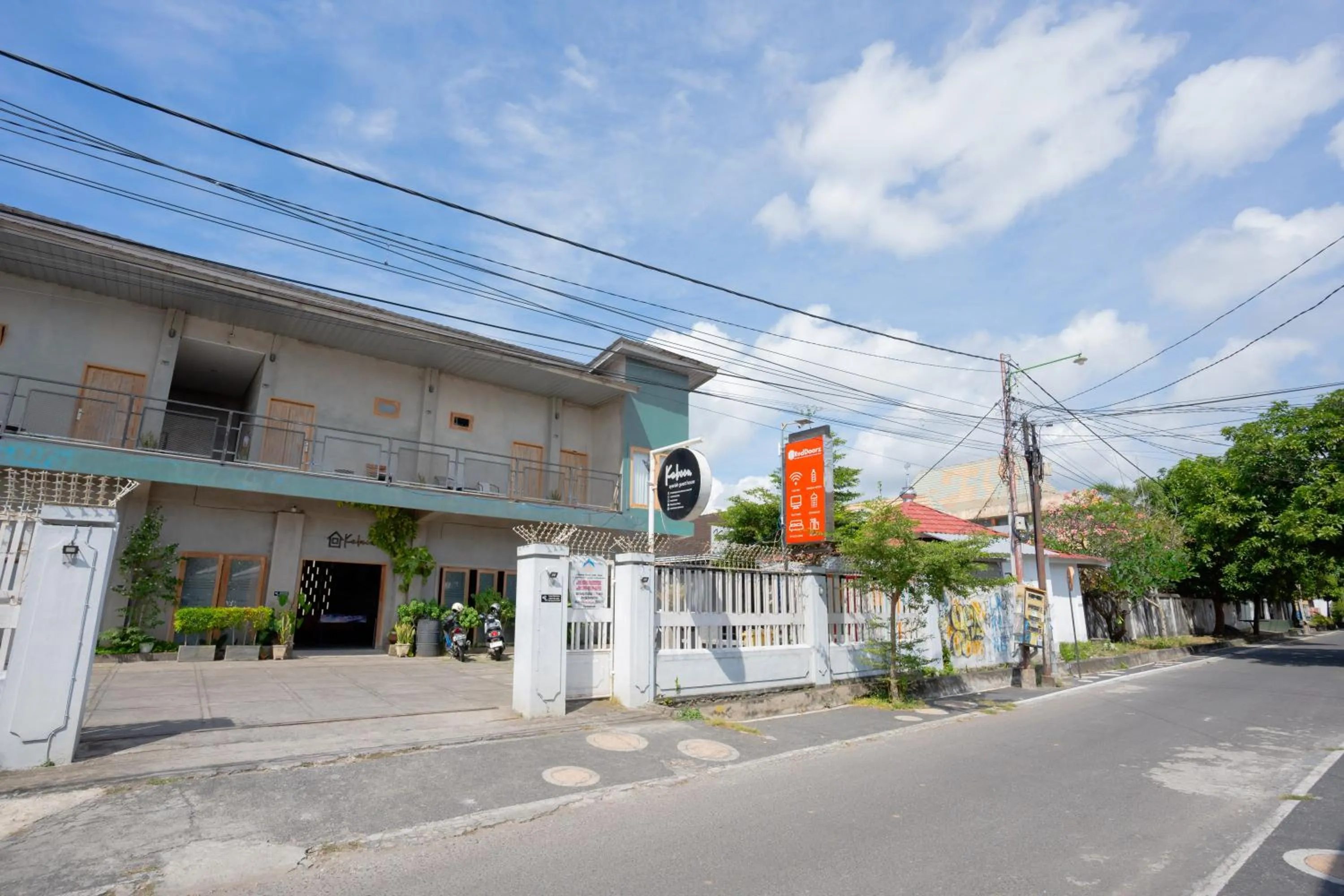Facade/entrance in RedDoorz Syariah near Lombok Epicentrum Mall