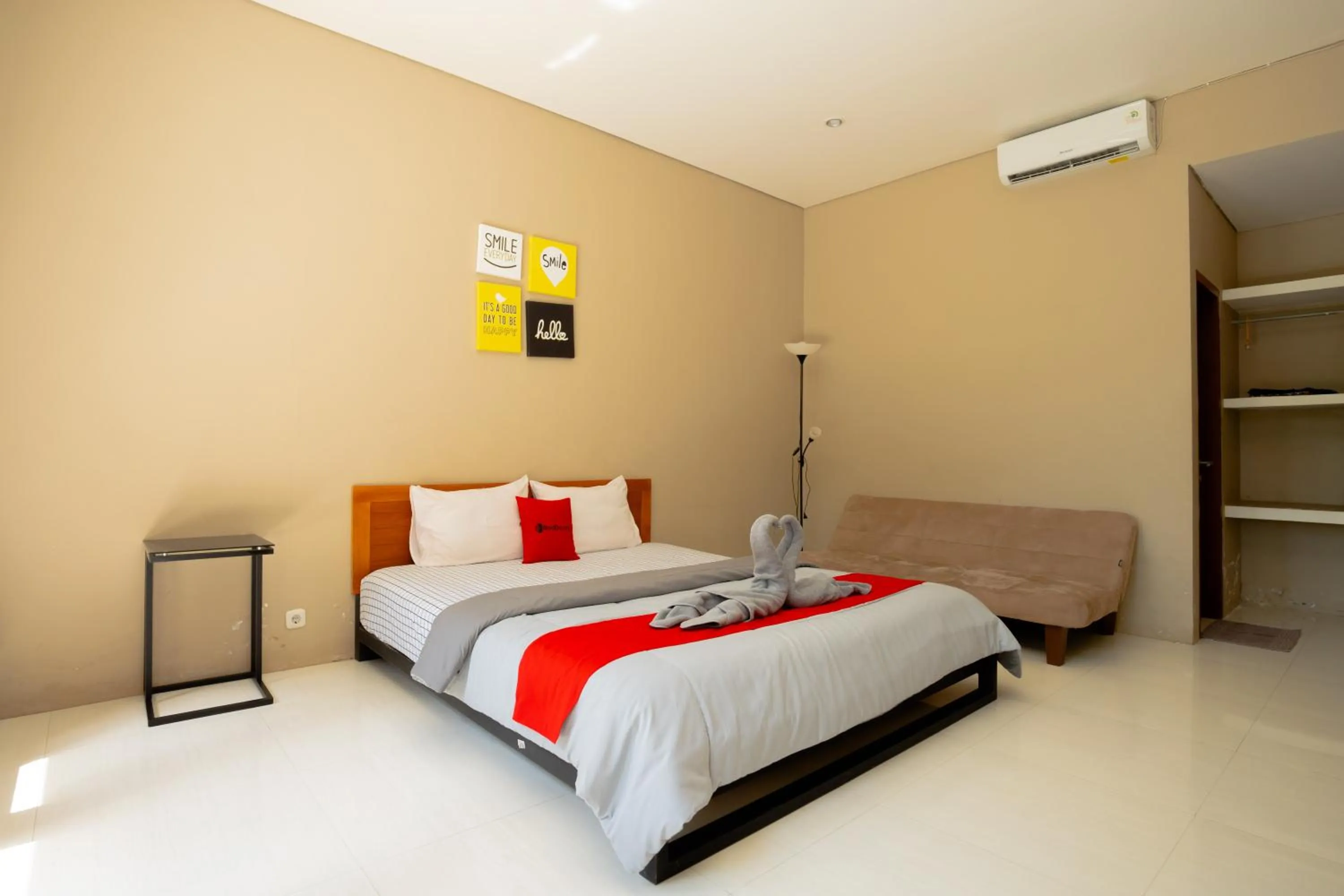 Bedroom, Bed in RedDoorz Syariah near Lombok Epicentrum Mall