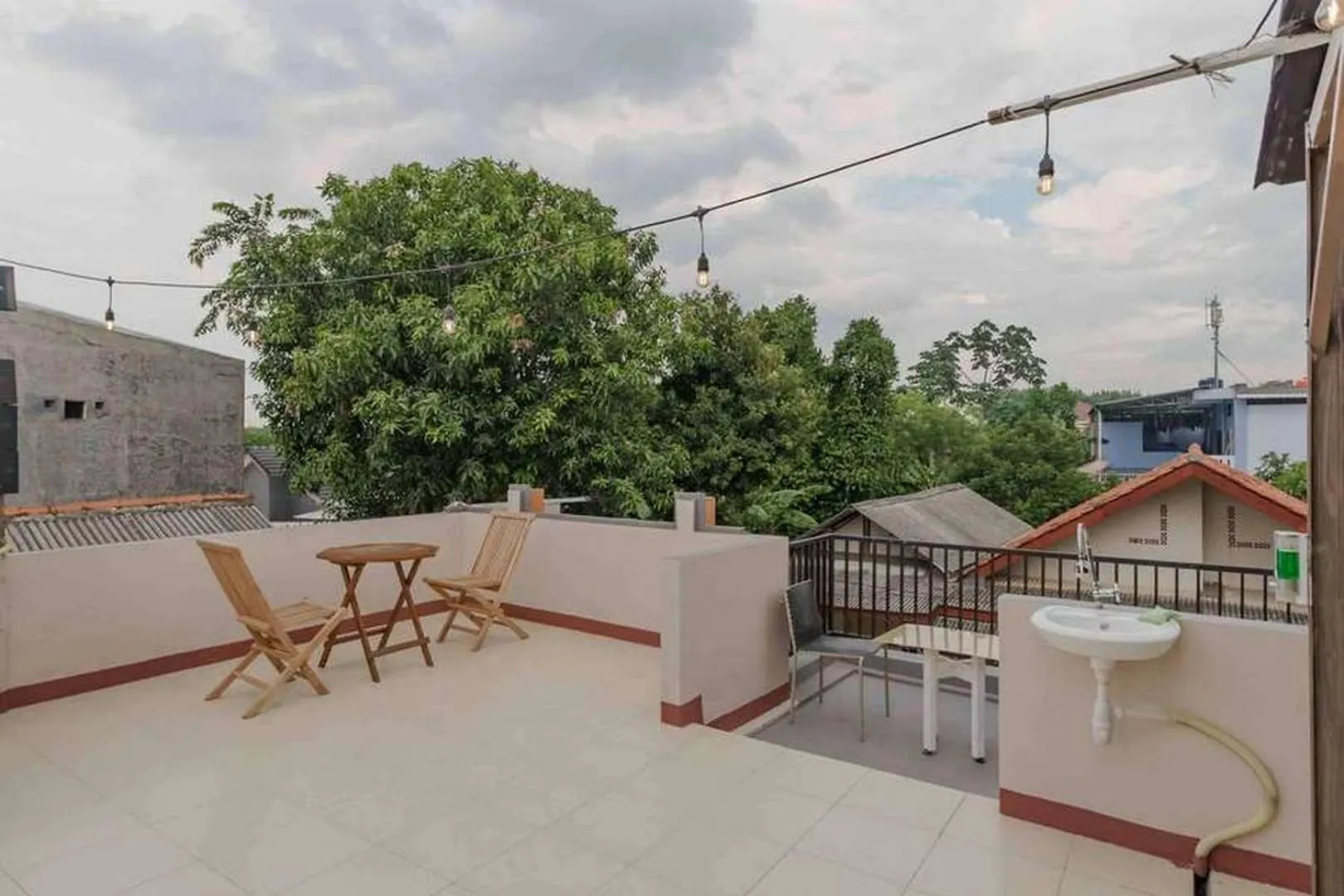 RedDoorz Syariah near Kota Cinema Mall Jatiasih