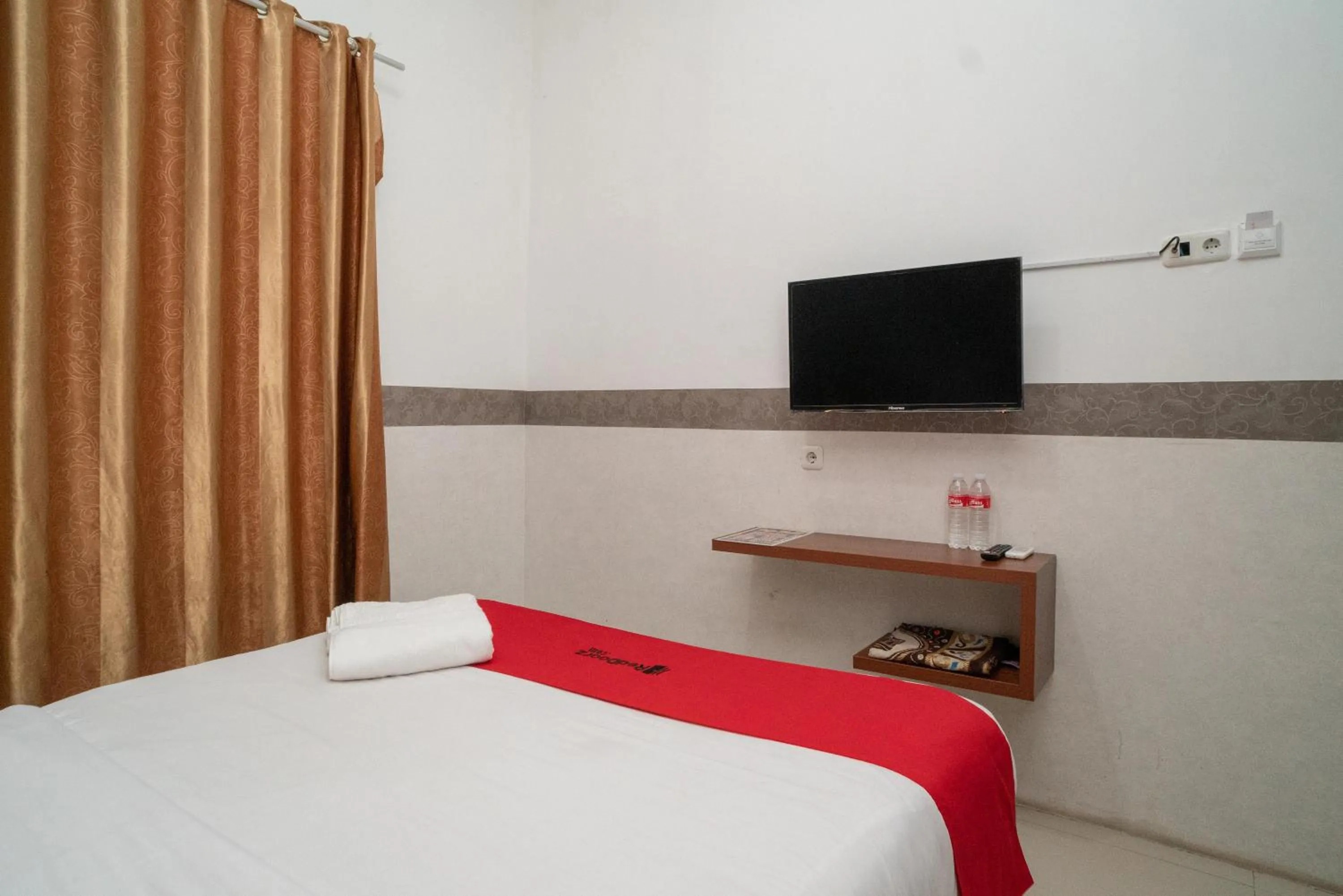 Bed in RedDoorz Syariah near Kota Cinema Mall Jatiasih