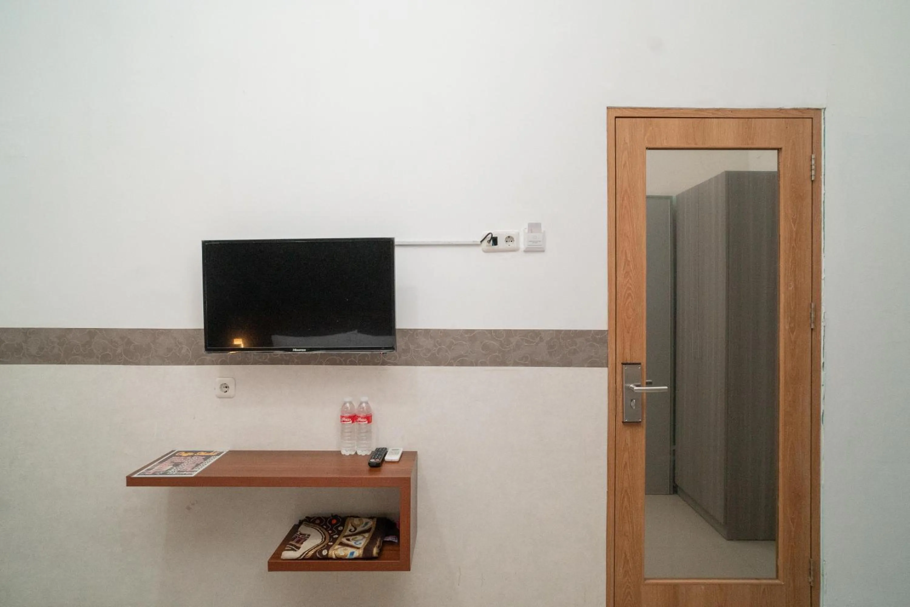 RedDoorz Syariah near Kota Cinema Mall Jatiasih