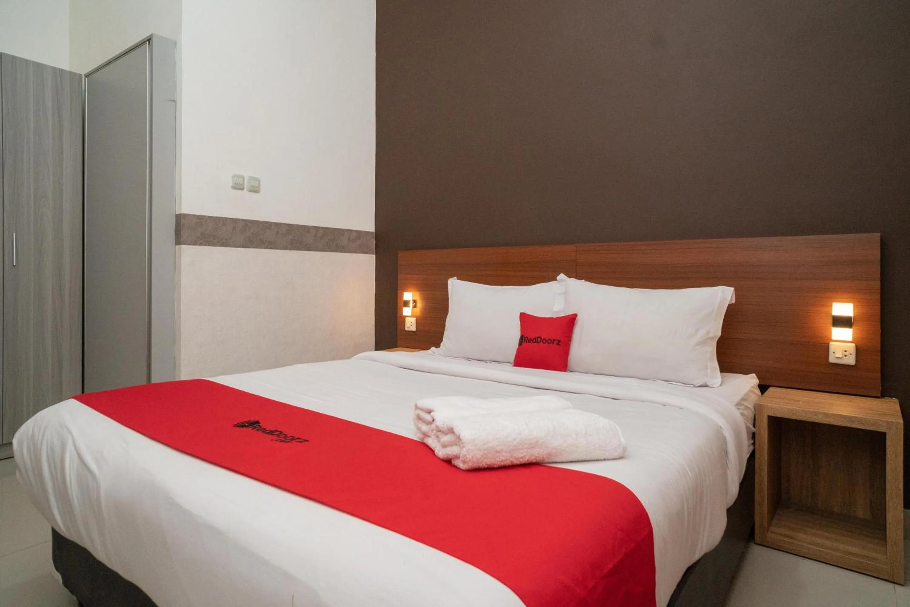 Bed in RedDoorz Syariah near Kota Cinema Mall Jatiasih