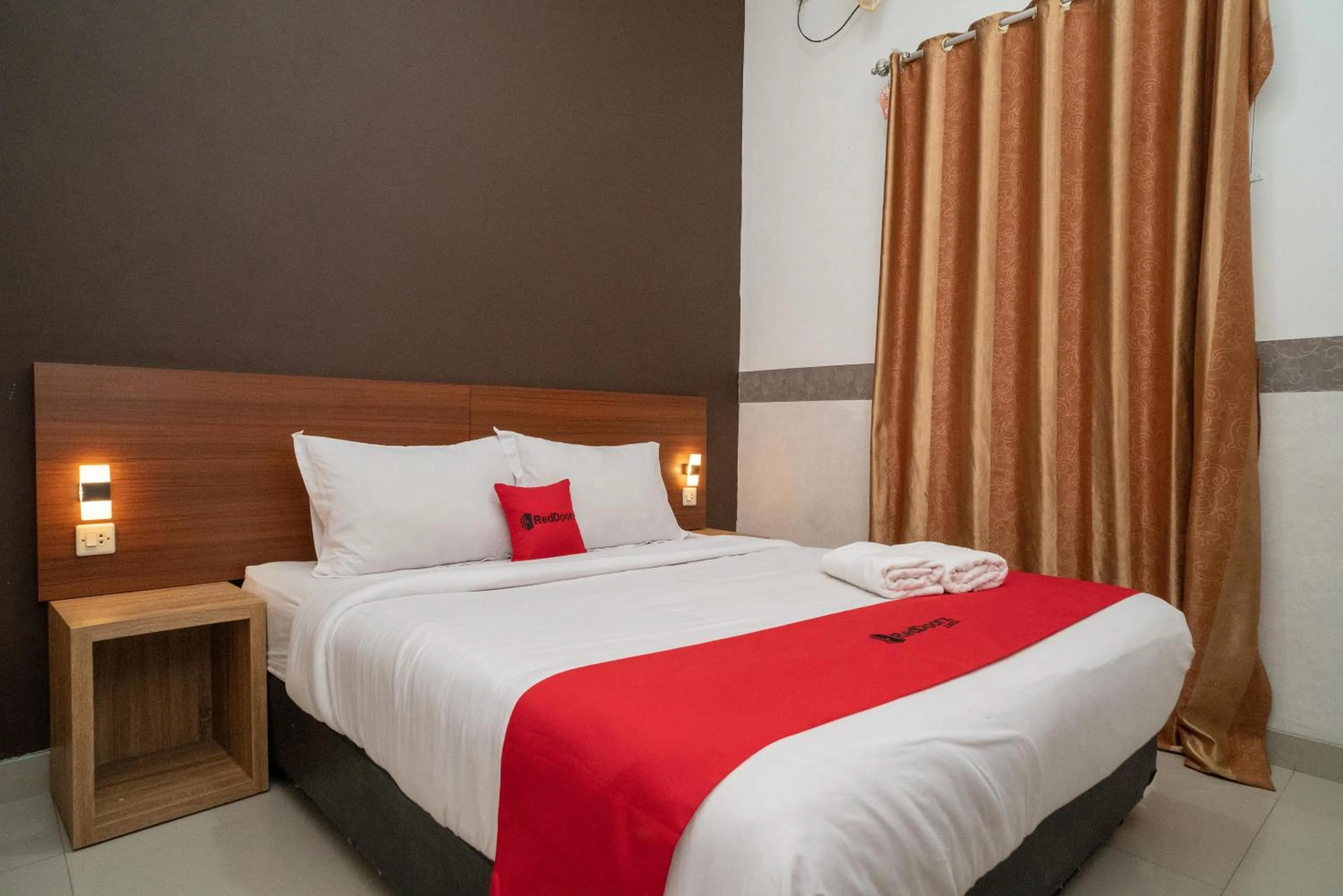 Bed in RedDoorz Syariah near Kota Cinema Mall Jatiasih