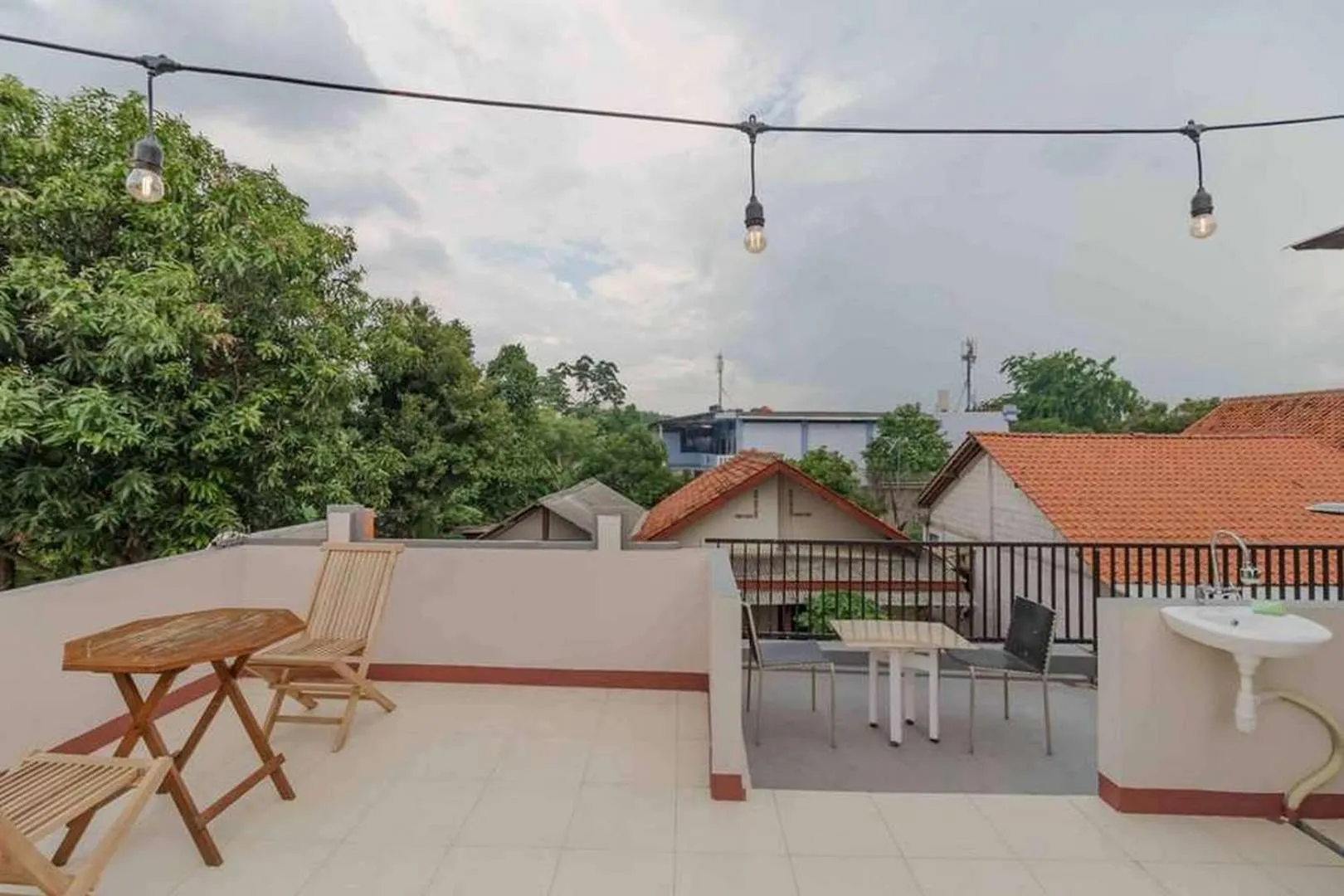 RedDoorz Syariah near Kota Cinema Mall Jatiasih