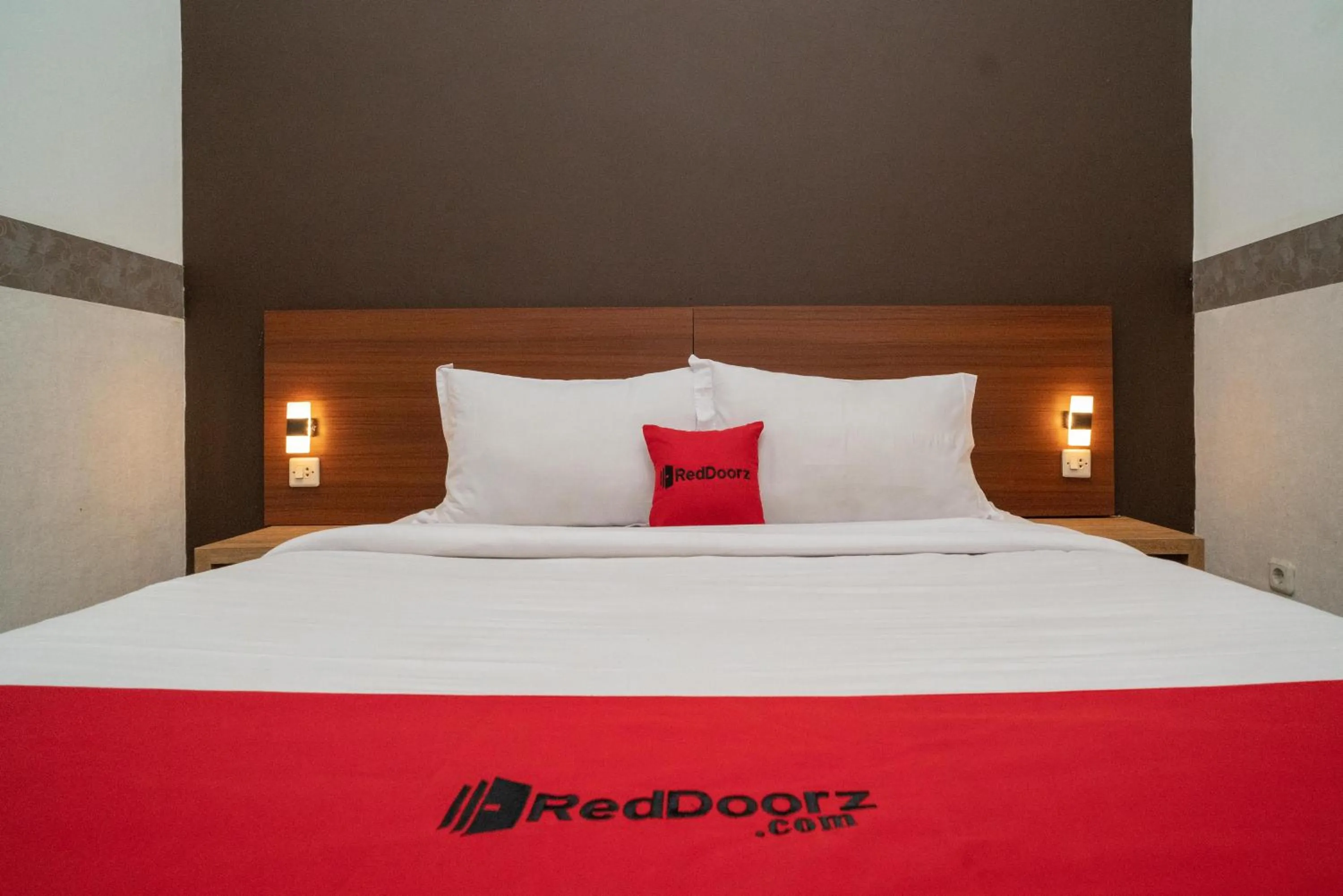 Bed in RedDoorz Syariah near Kota Cinema Mall Jatiasih