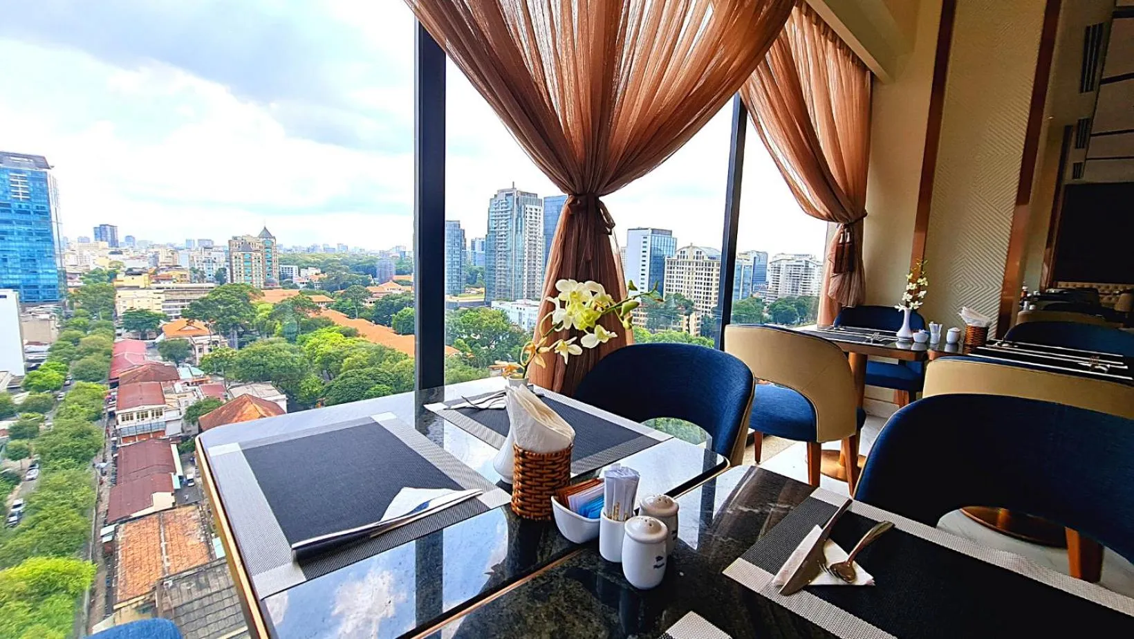 Restaurant/places to eat in Northern Charm Hotel