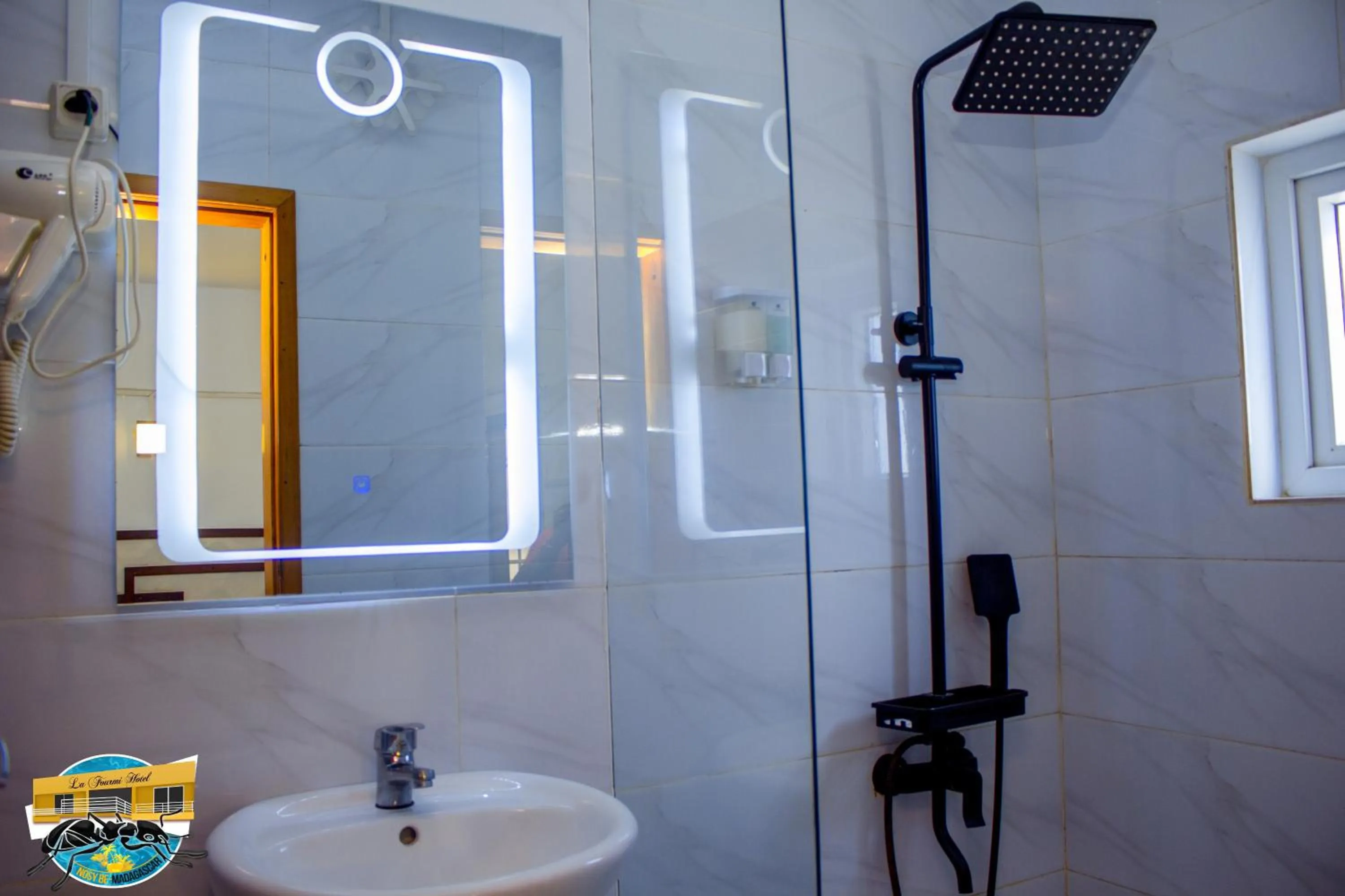 Shower in La Fourmi Hotel