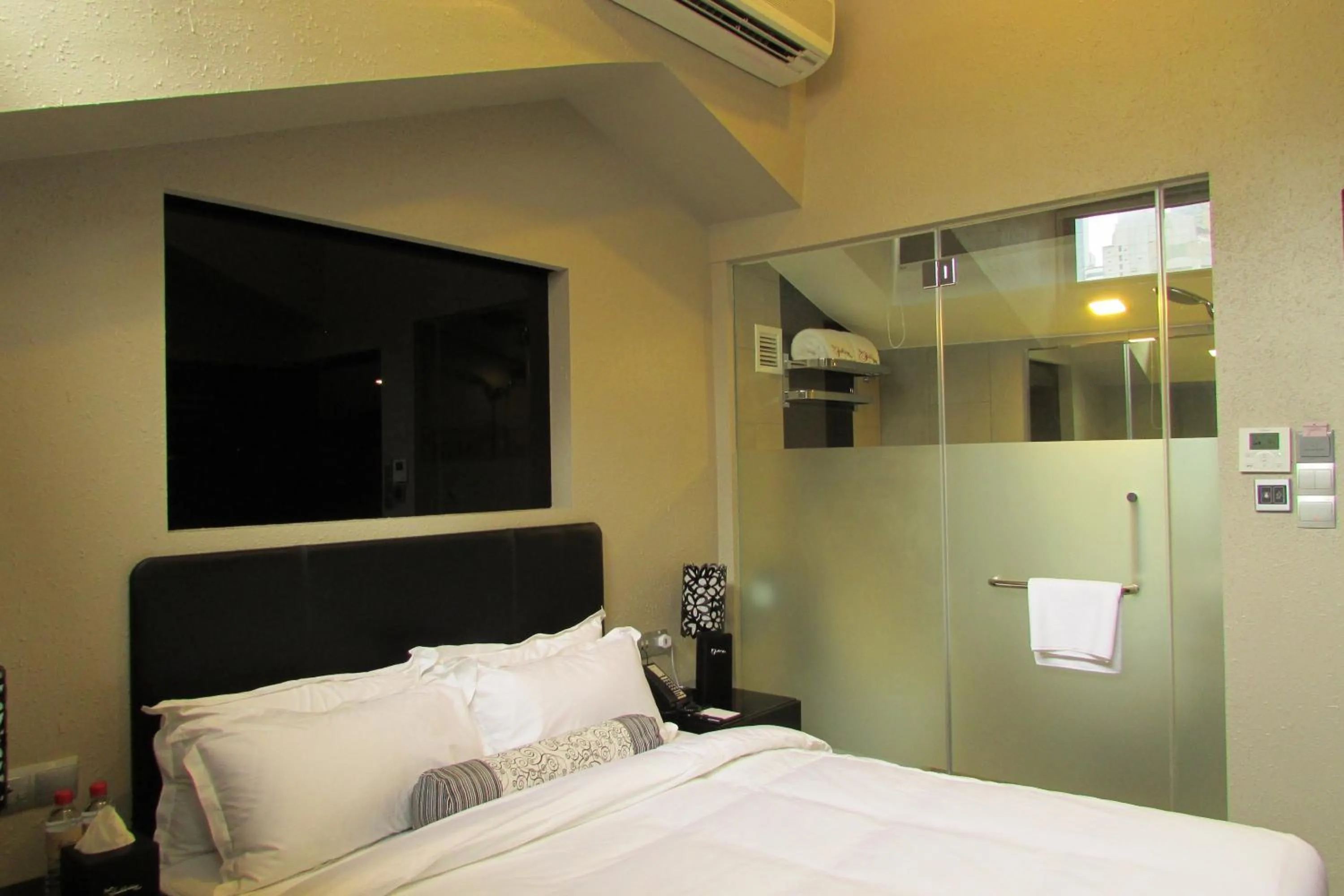 Photo of the whole room, Bed in The Southbridge Hotel