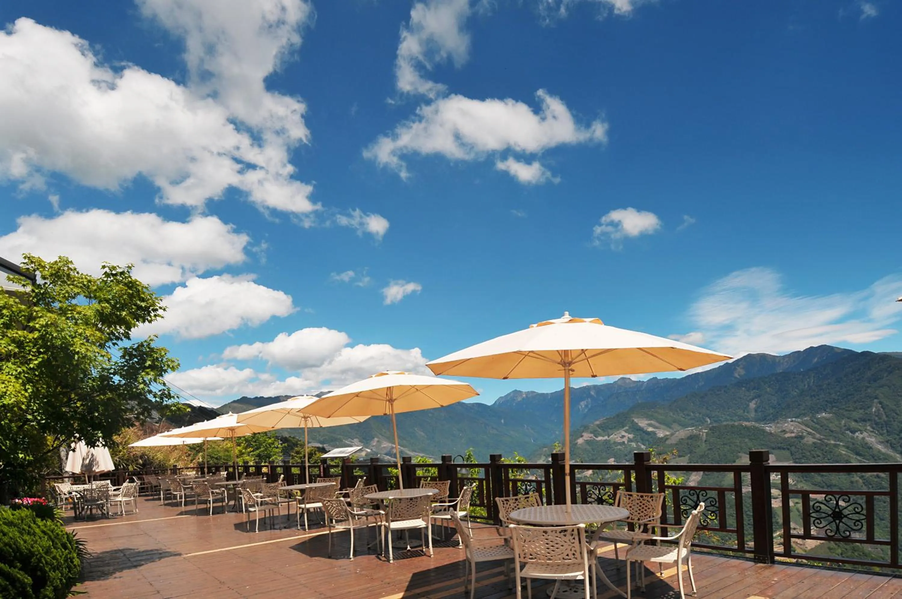 Jun Yue Hanging Garden Resort