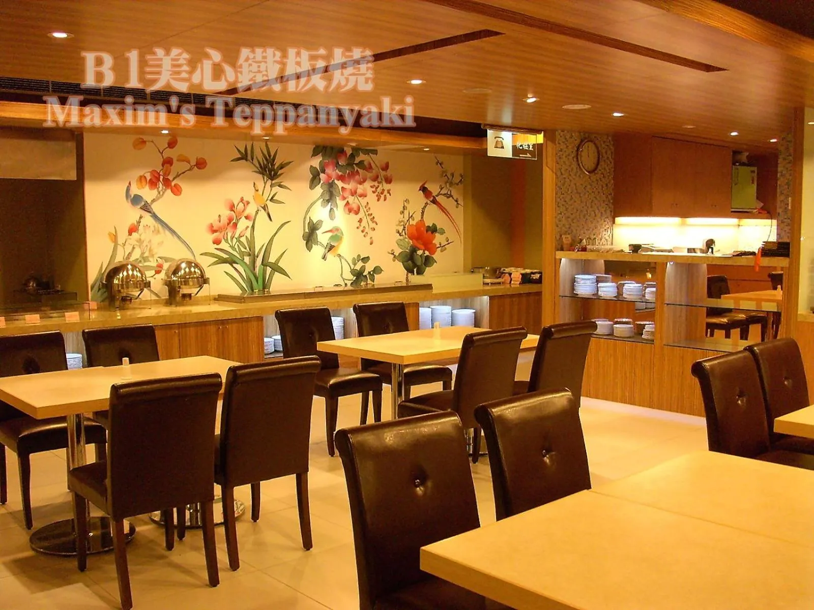 Restaurant/places to eat in First Hotel