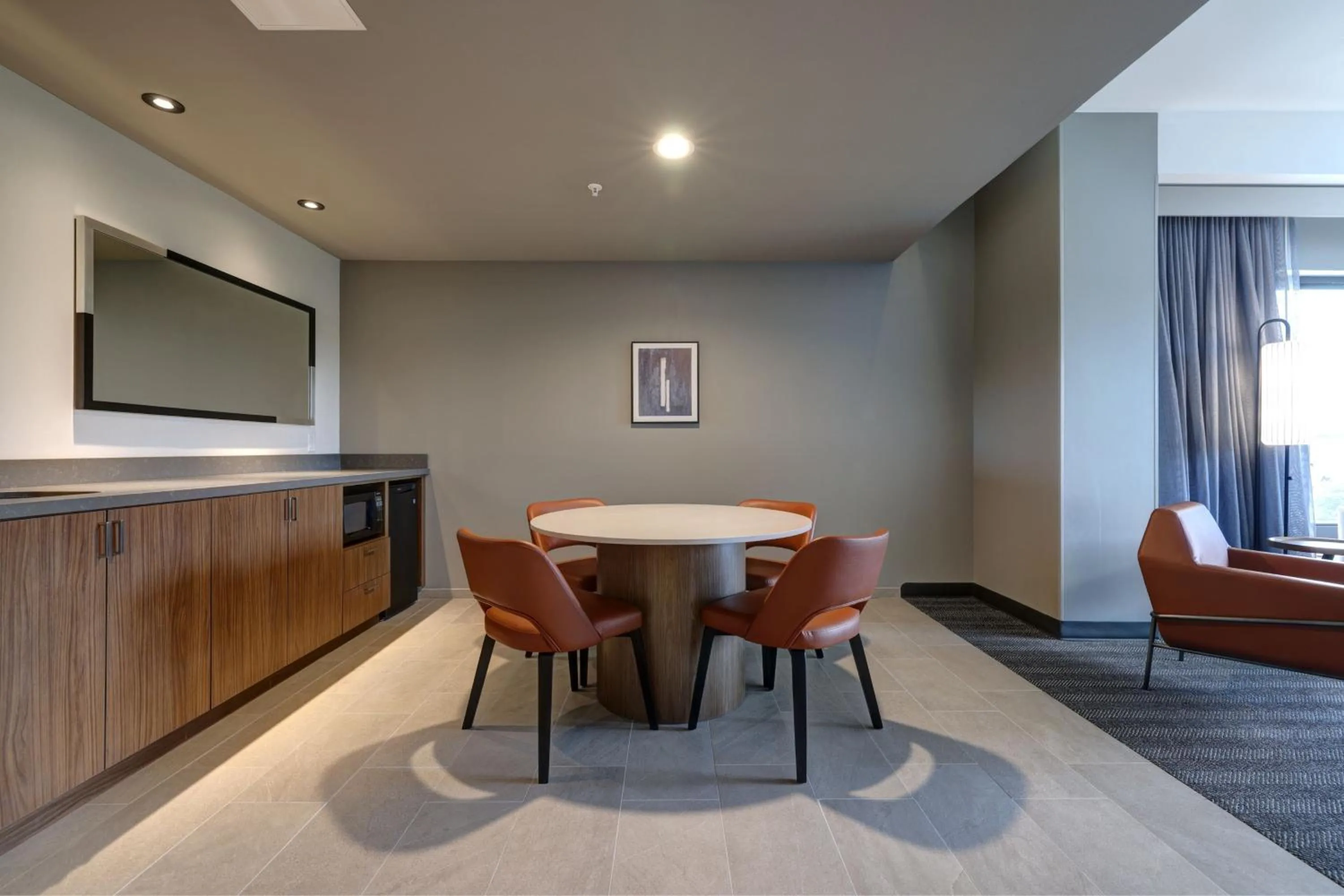 Living room in Courtyard by Marriott Iowa City University Heights