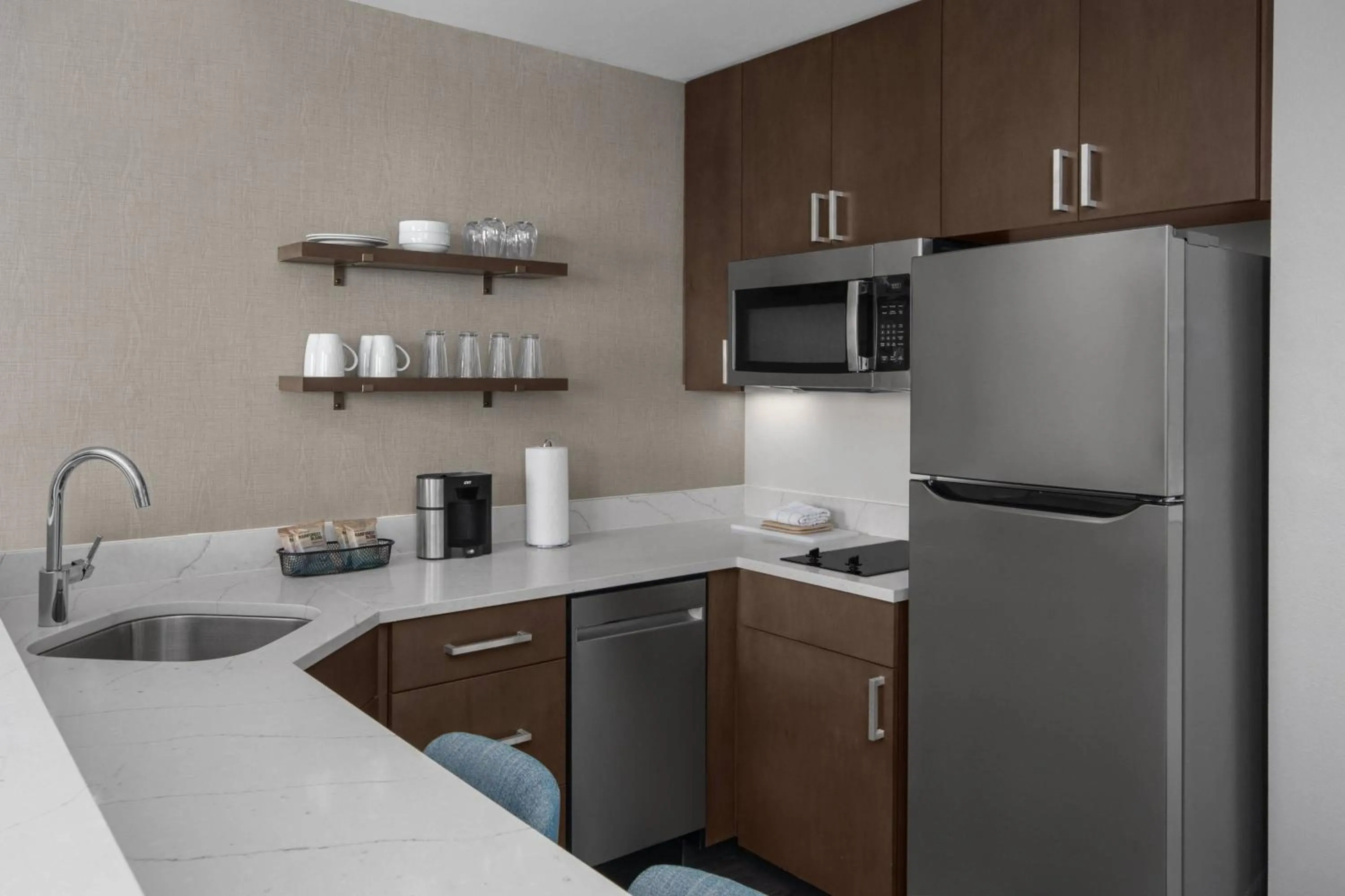 Kitchen or kitchenette in Residence Inn By Marriott Jacksonville-Mayo Clinic Area