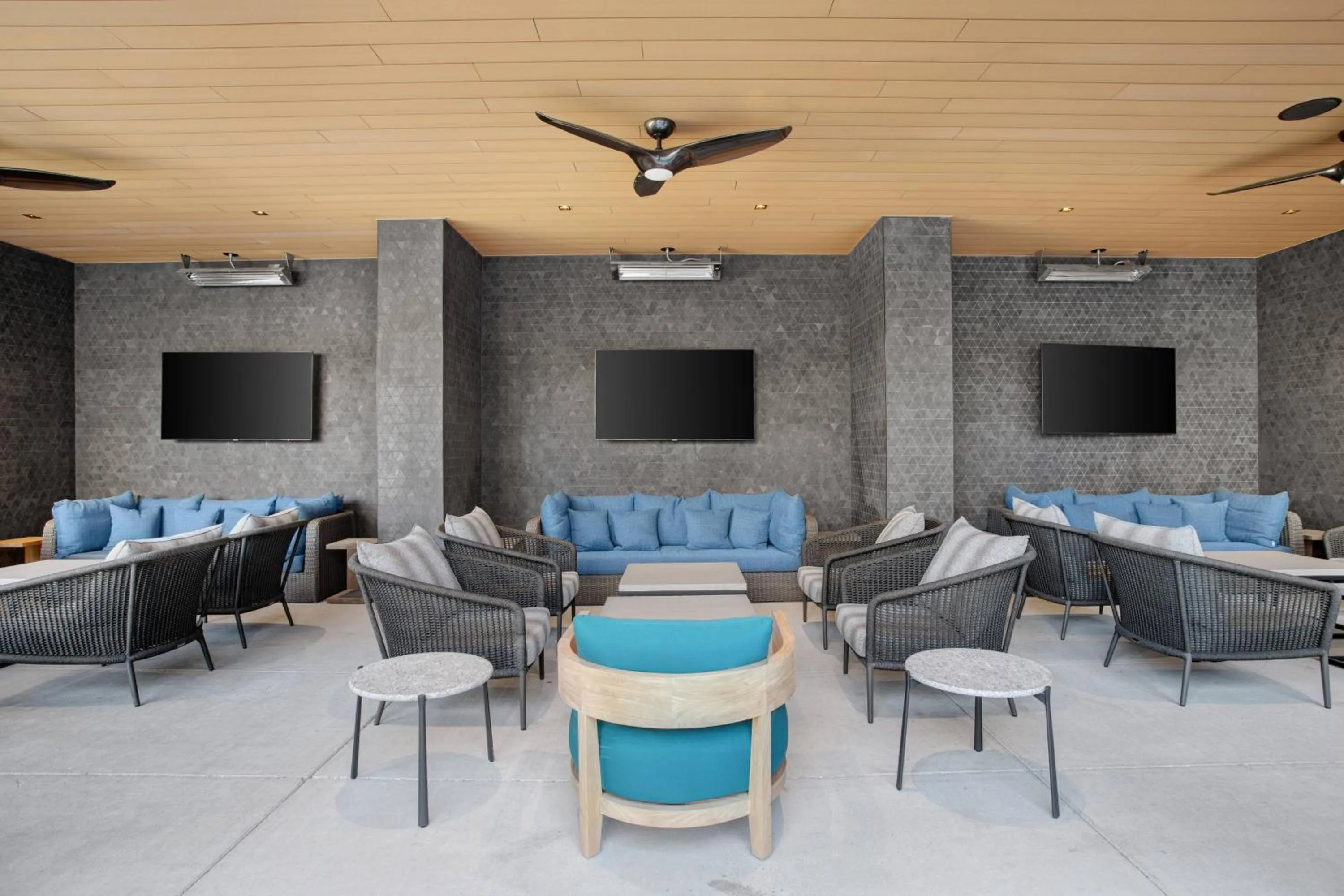 Restaurant/places to eat in The Farnam, Autograph Collection