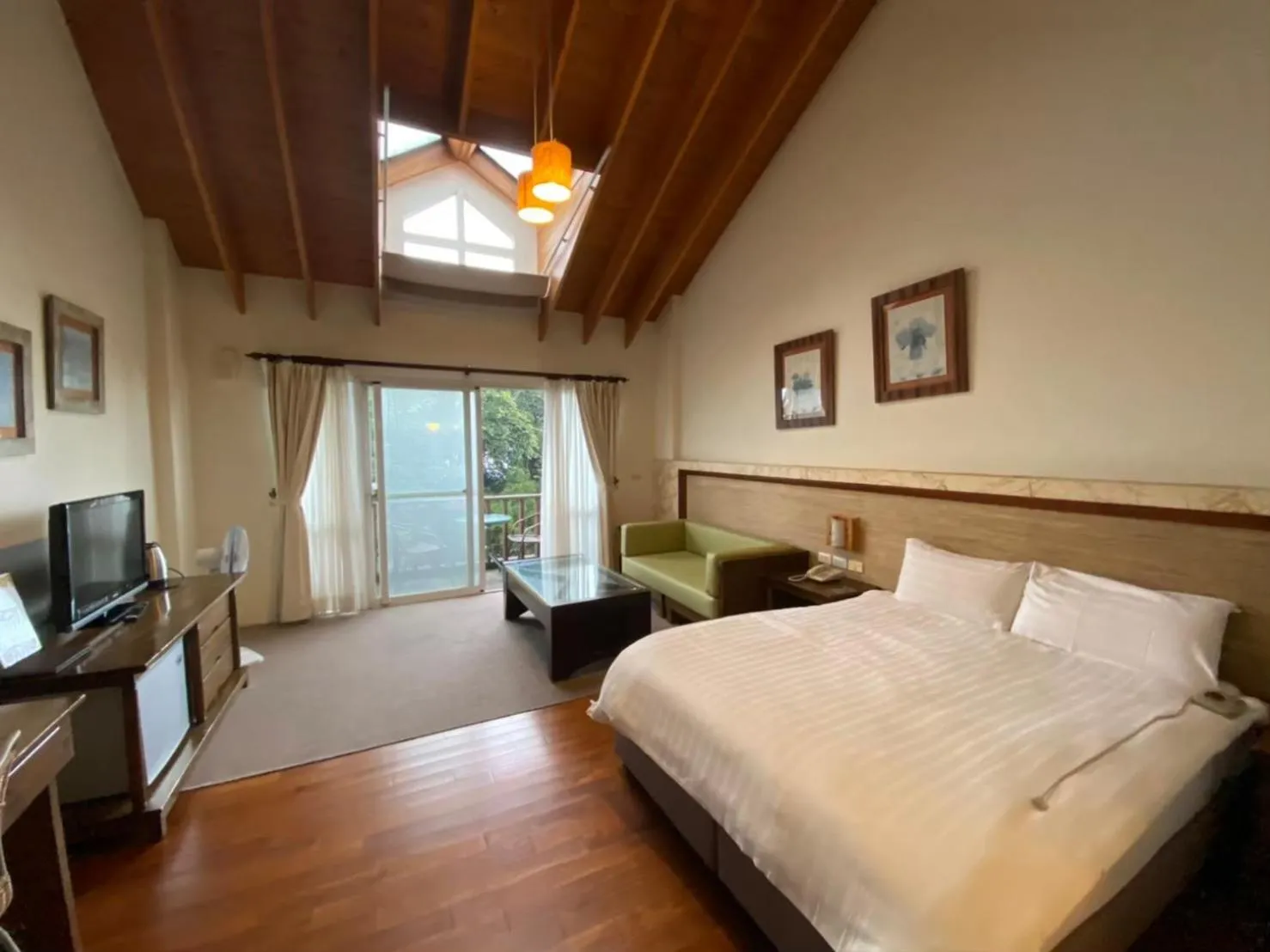 Photo of the whole room, Bed in Ailiga Travel Villa