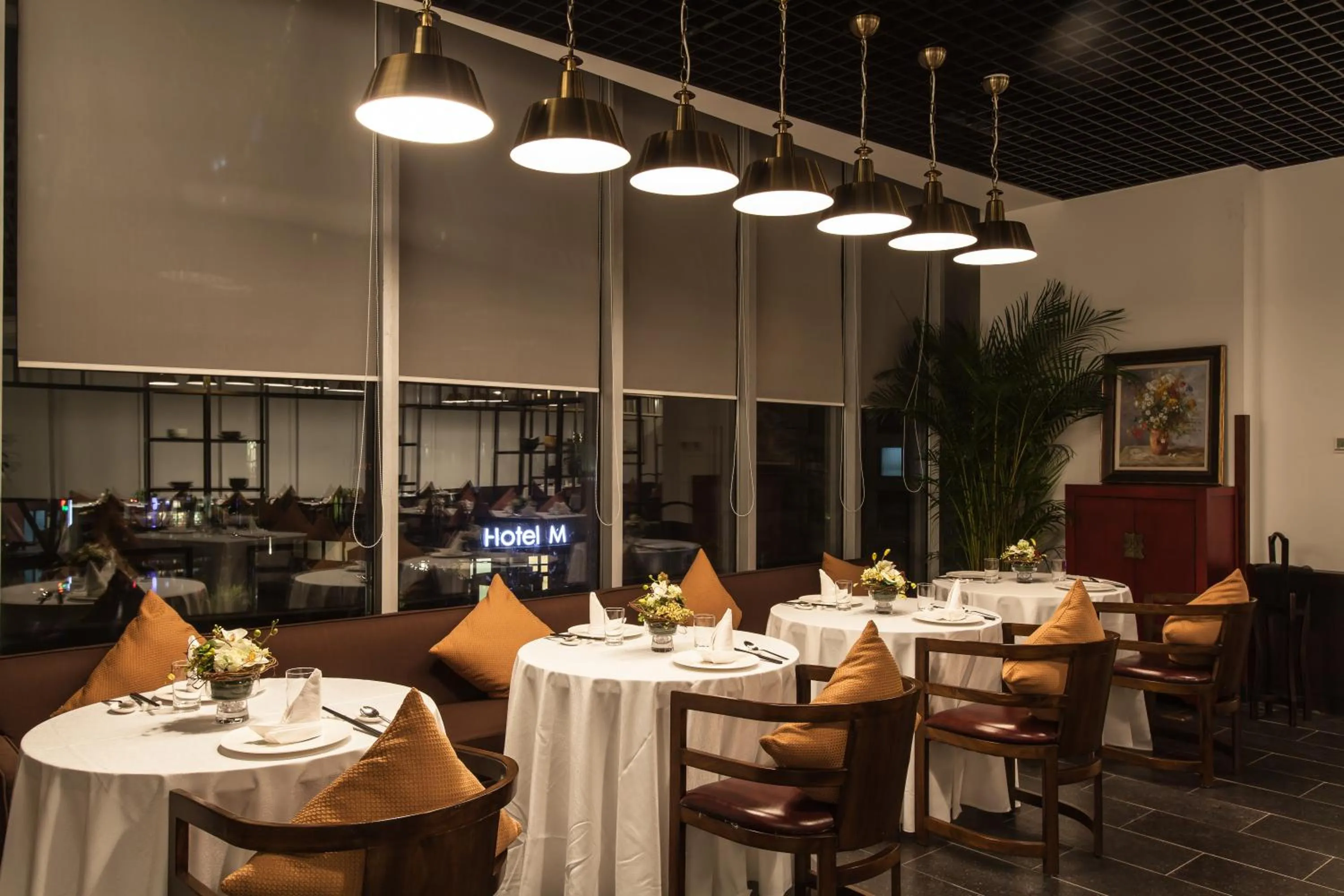 Lunch, Restaurant/Places to Eat in Hotel MoMc