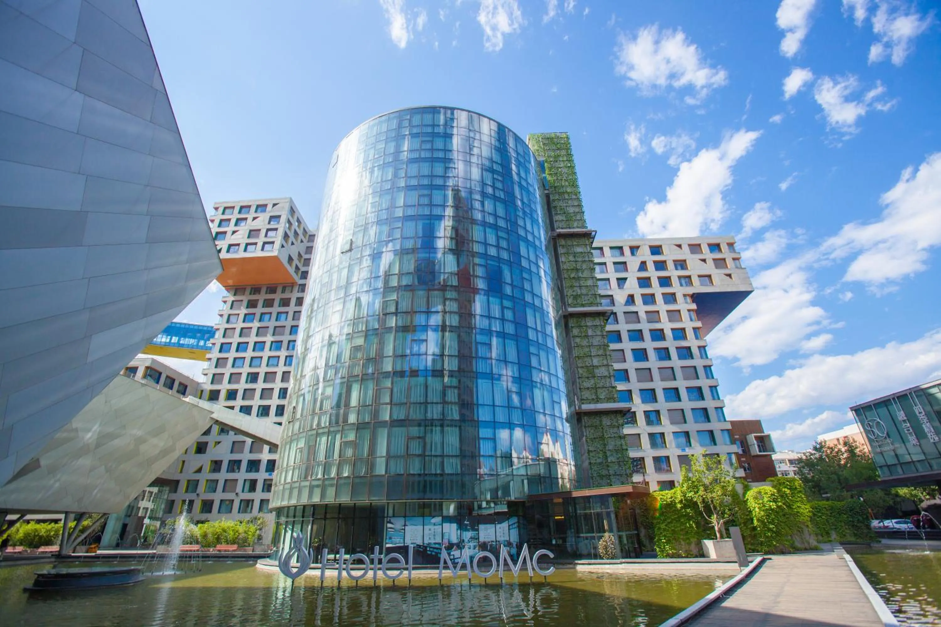 Facade/entrance, Property Building in Hotel MoMc