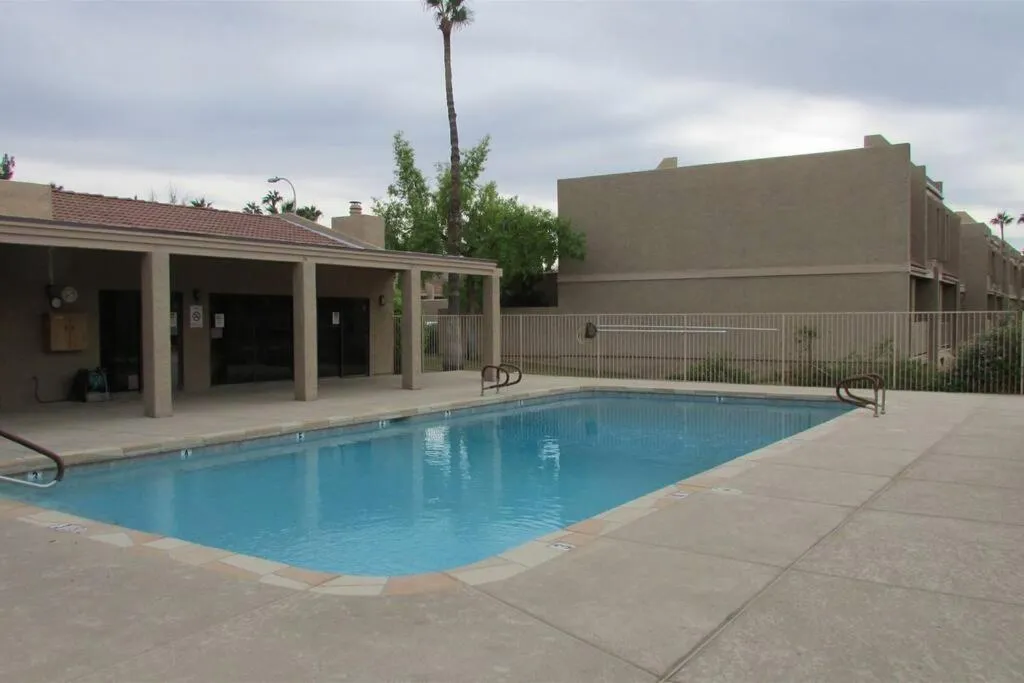 Gated Dobson Ranch townhouse, balcony, golf views