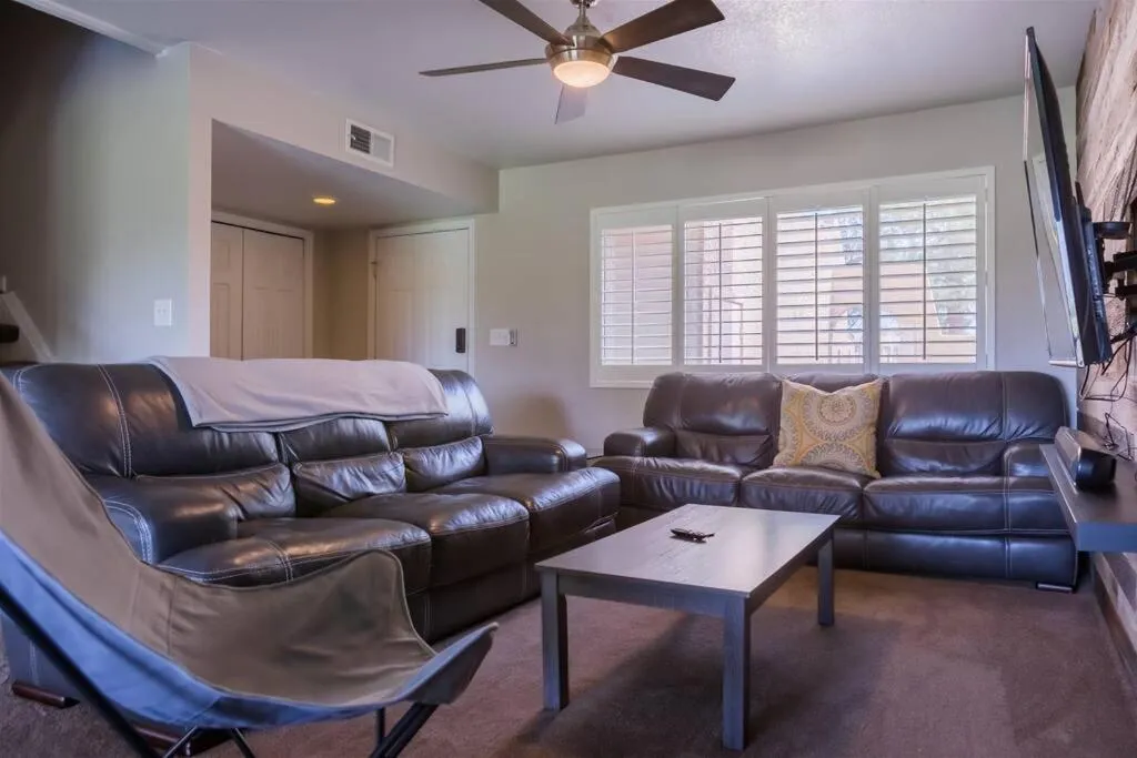 Gated Dobson Ranch townhouse, balcony, golf views