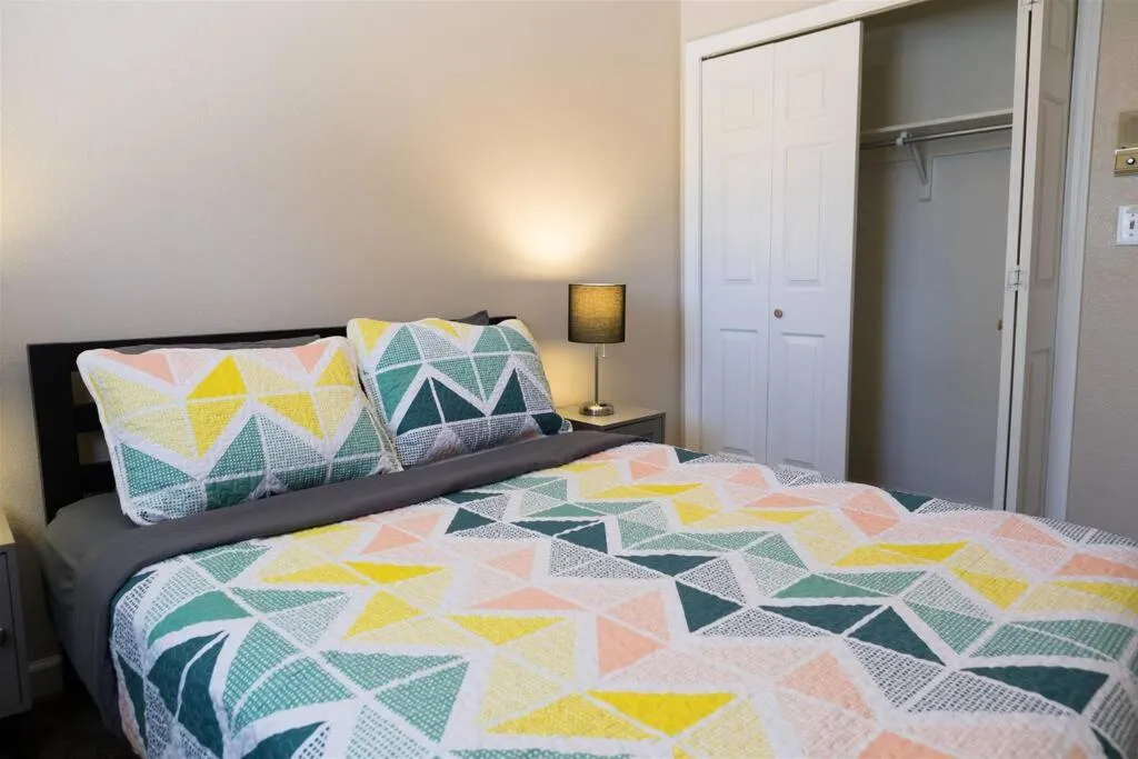 Gated Dobson Ranch townhouse, balcony, golf views