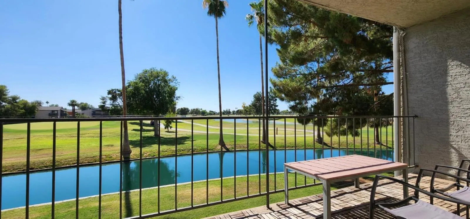 Gated Dobson Ranch townhouse, balcony, golf views