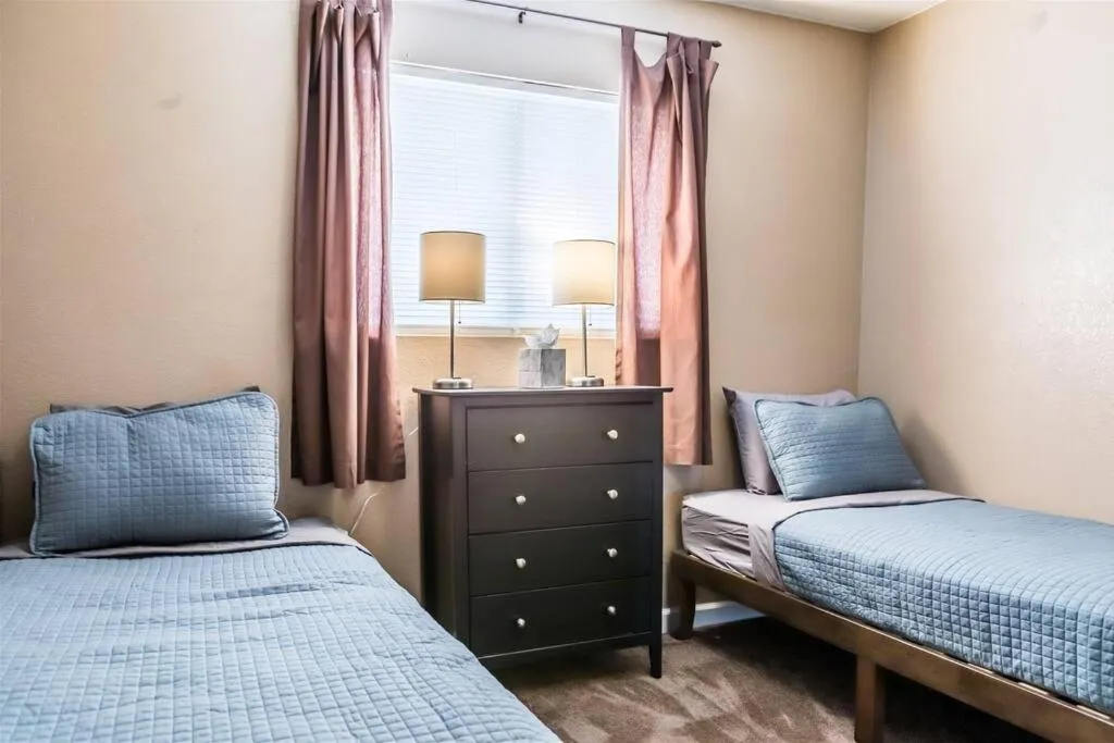 Gated Dobson Ranch townhouse, balcony, golf views