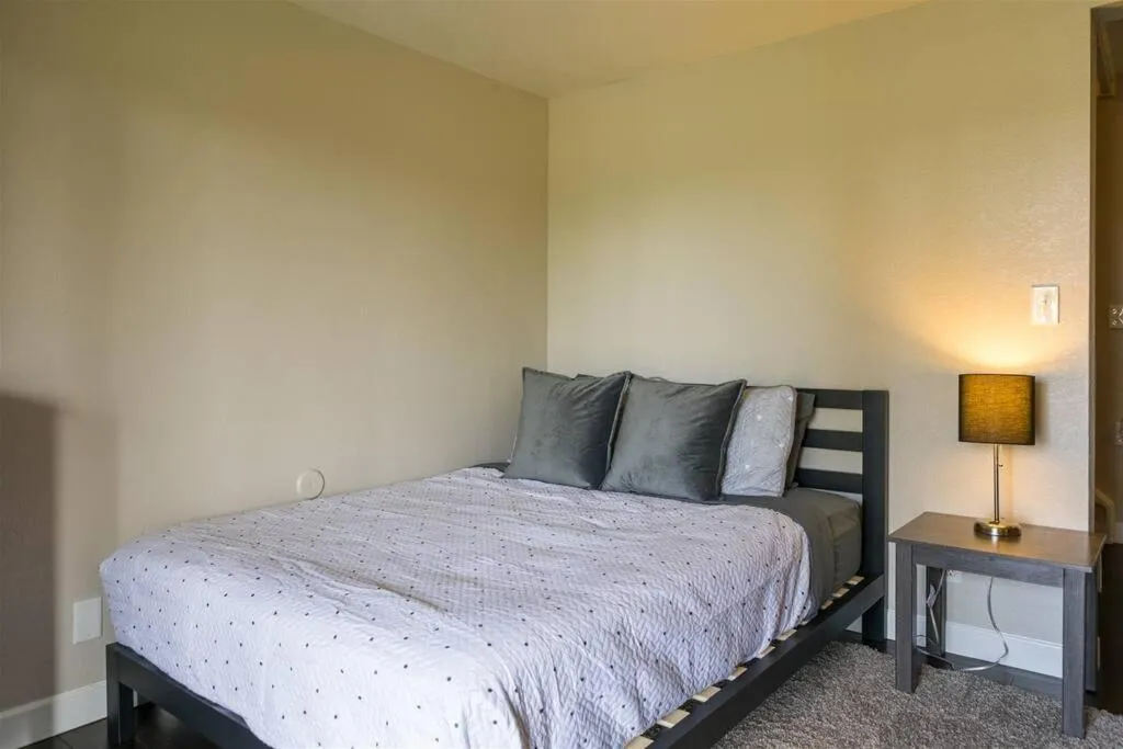 Gated Dobson Ranch townhouse, balcony, golf views