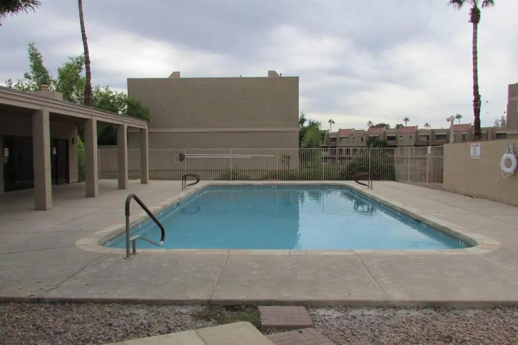 Gated Dobson Ranch townhouse, balcony, golf views