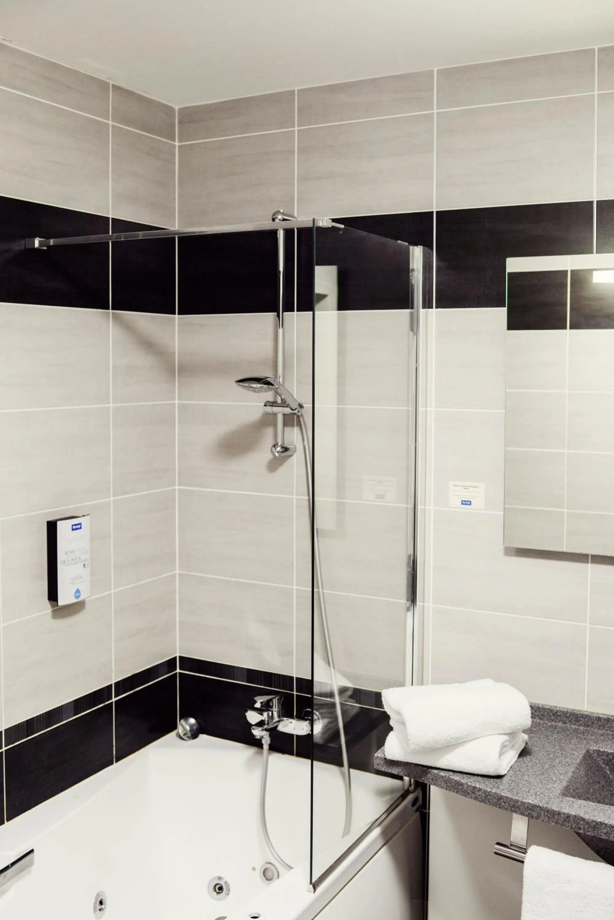 Bathroom in Kyriad Auray