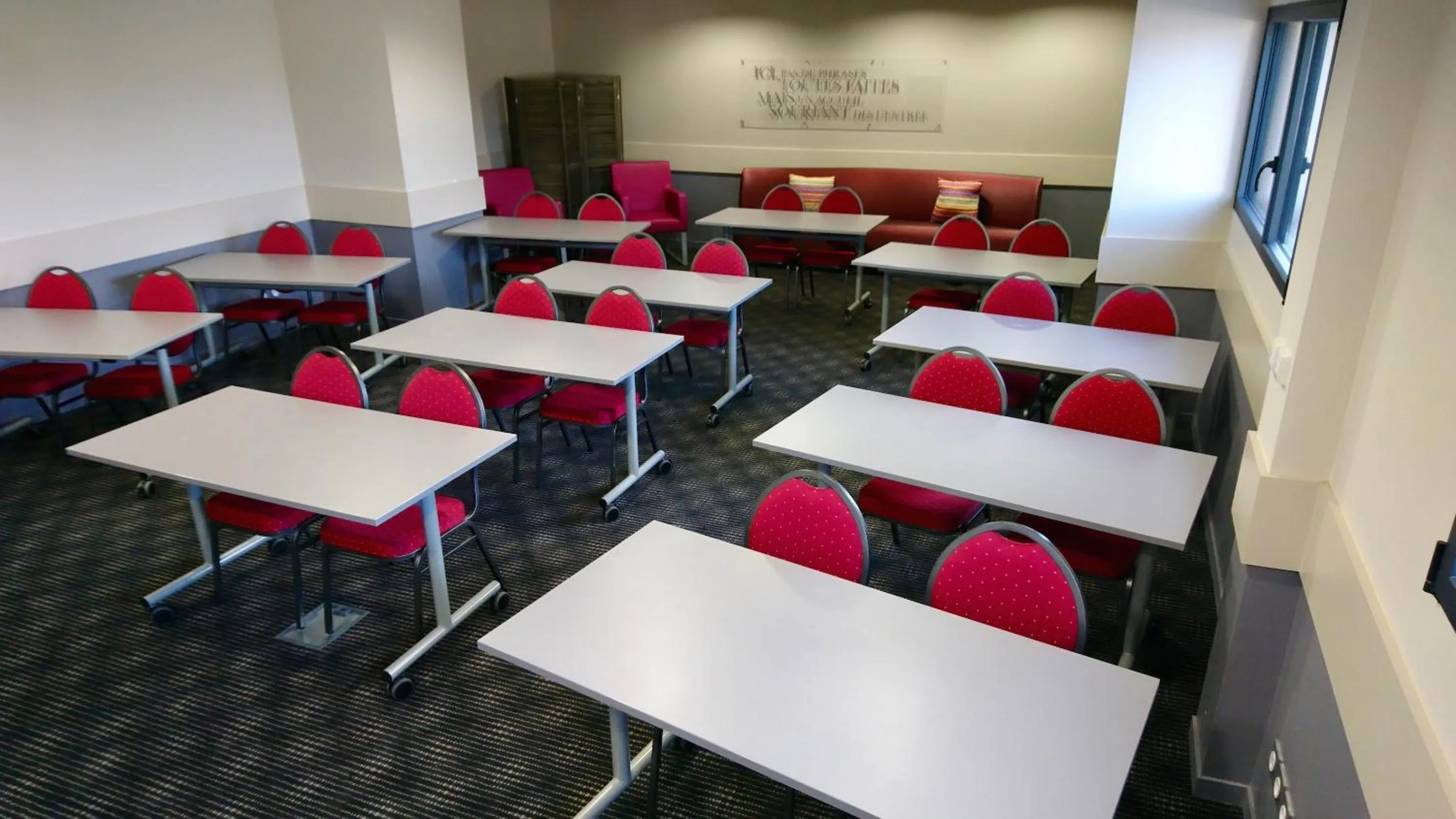 Business facilities in Kyriad Auray