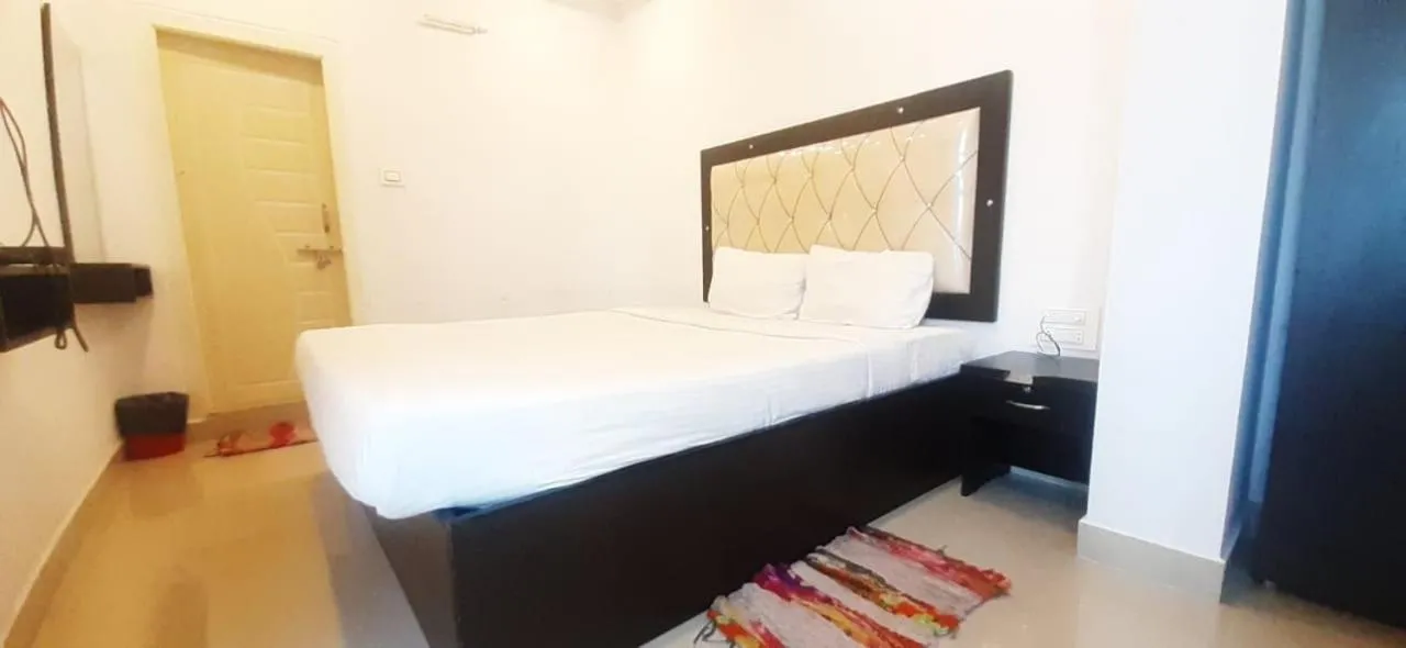 Photo of the whole room, Bed in PPH Living SS Grand