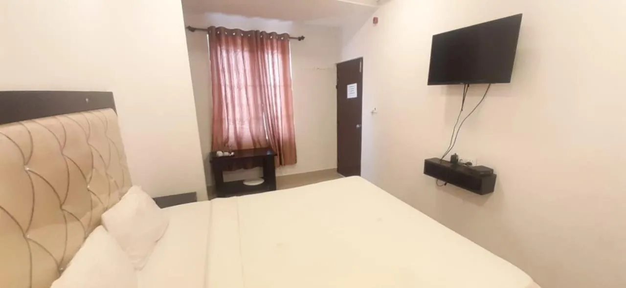 Photo of the whole room, Bed in PPH Living SS Grand