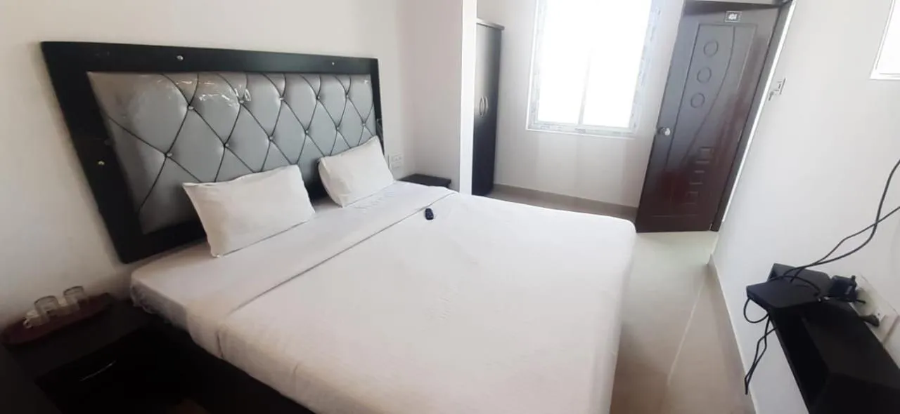 Photo of the whole room, Bed in PPH Living SS Grand