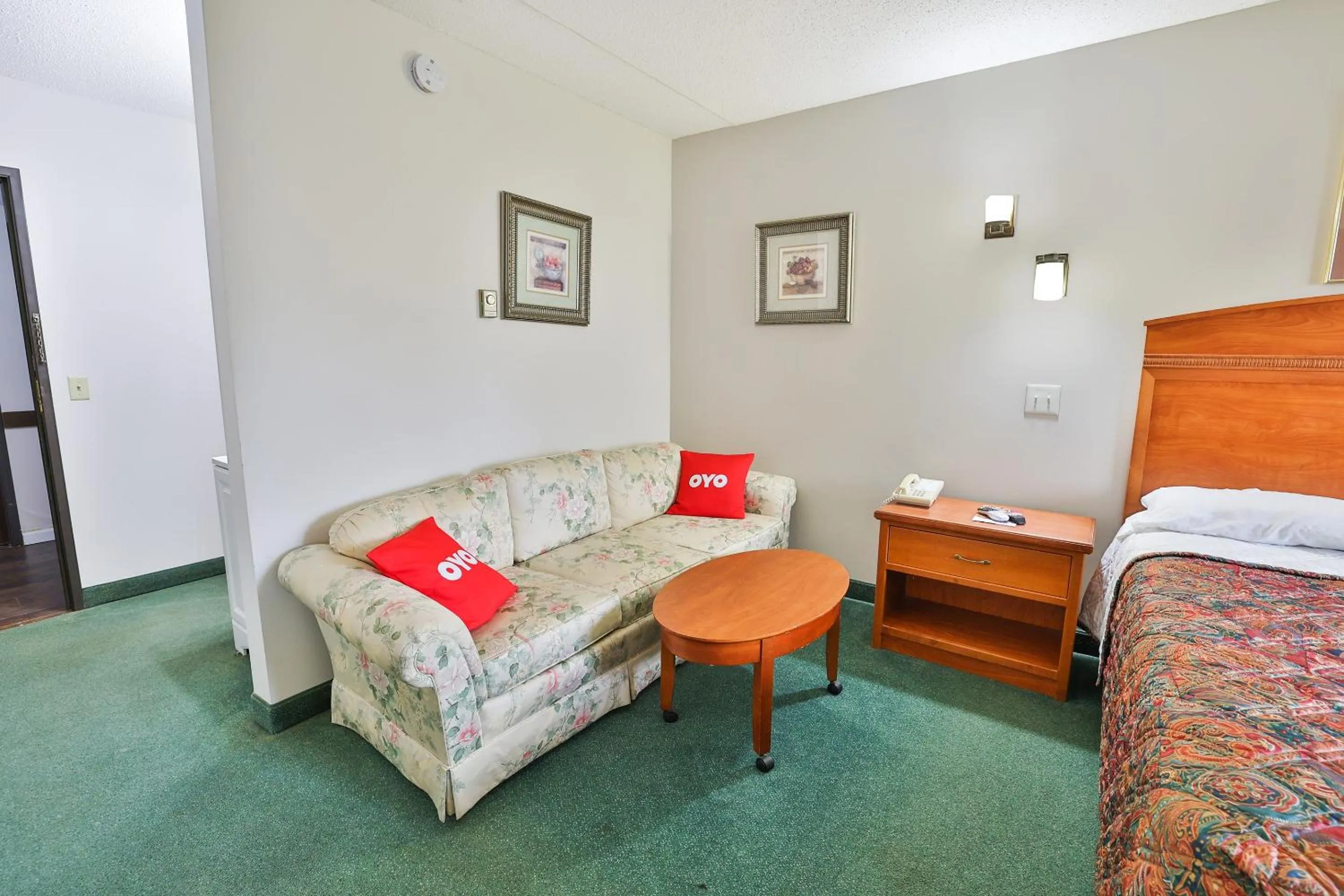 Bedroom, Bed in OYO Hotel Pipestone MN, Canterbury Park