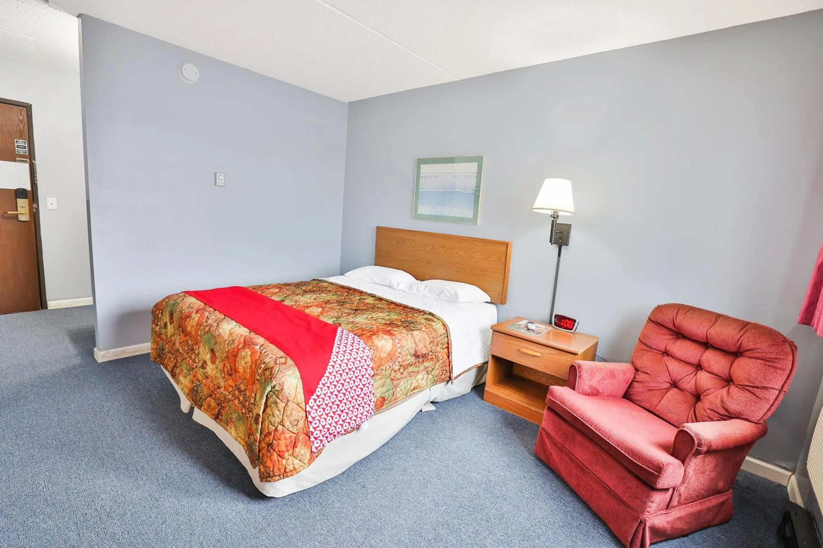 Bedroom, Bed in OYO Hotel Pipestone MN, Canterbury Park