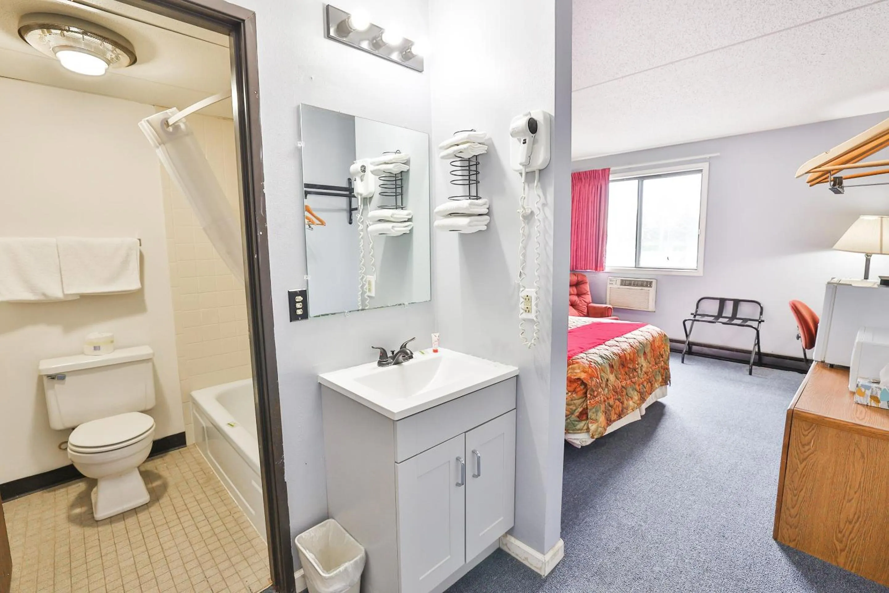Bathroom, Bed in OYO Hotel Pipestone MN, Canterbury Park