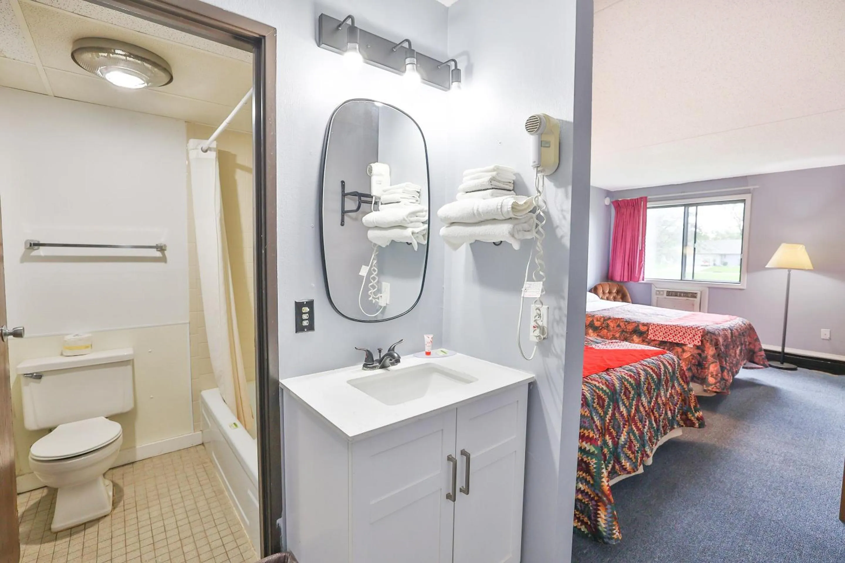 Bathroom, Bed in OYO Hotel Pipestone MN, Canterbury Park