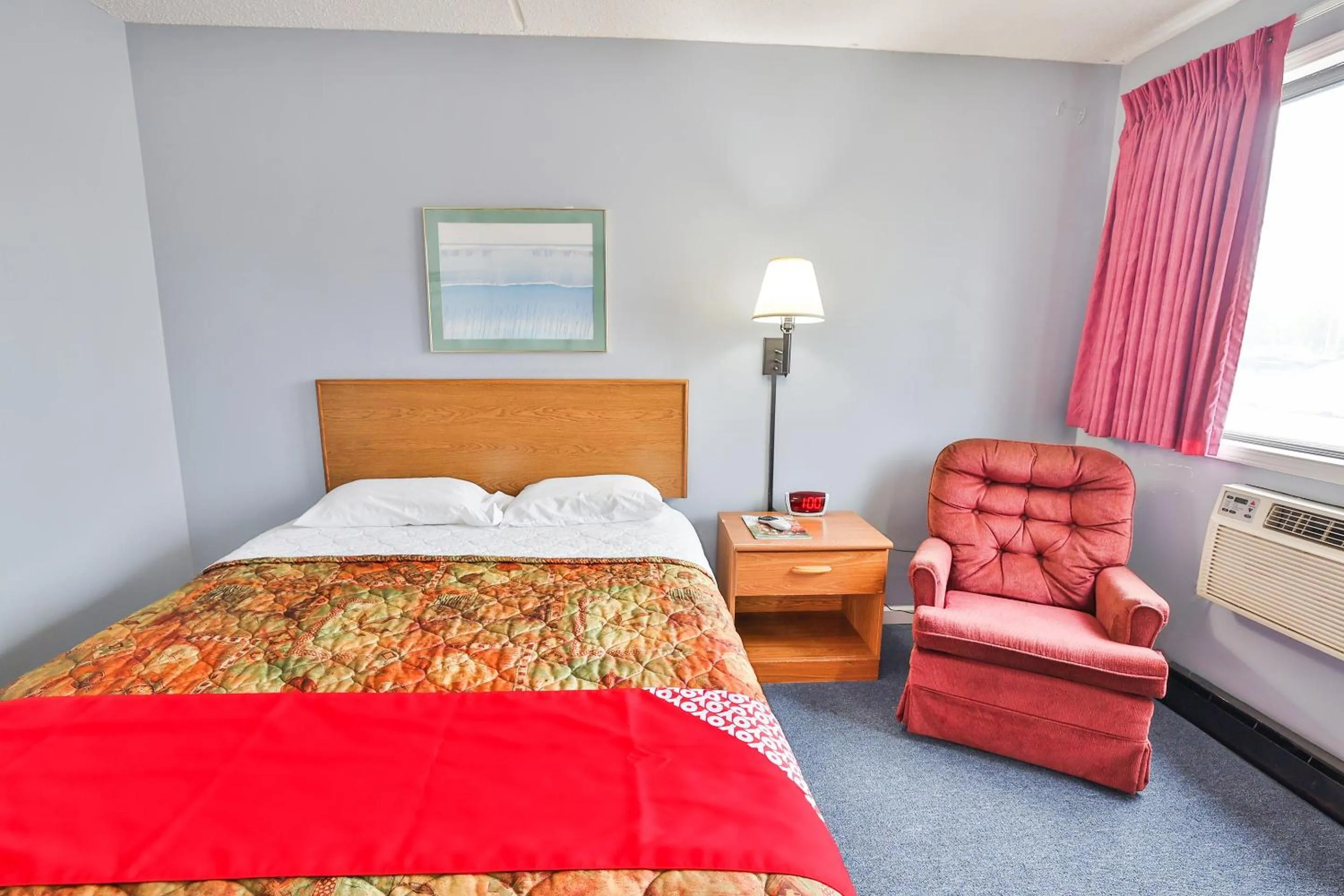 Bedroom, Bed in OYO Hotel Pipestone MN, Canterbury Park