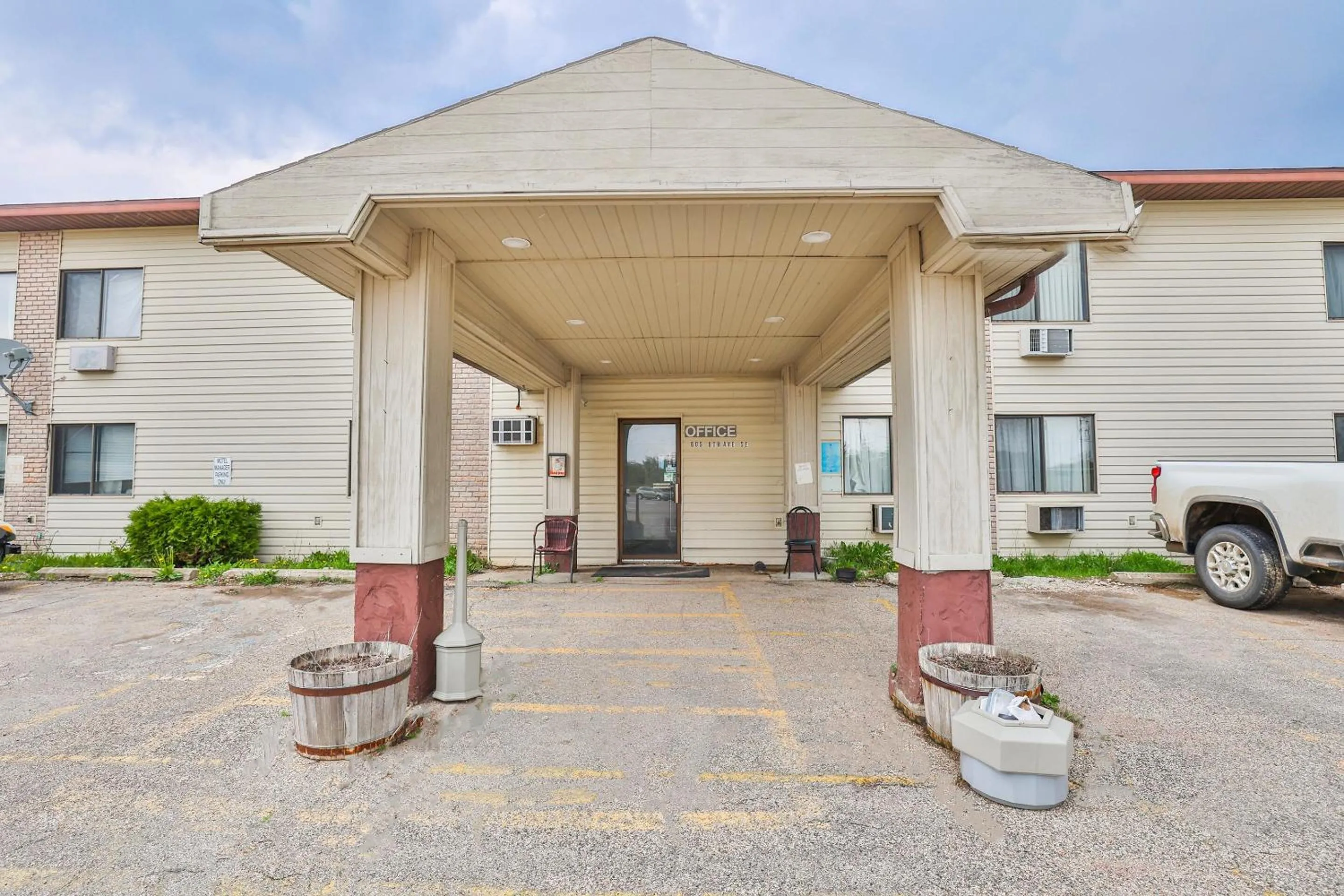 Facade/entrance in OYO Hotel Pipestone MN, Canterbury Park