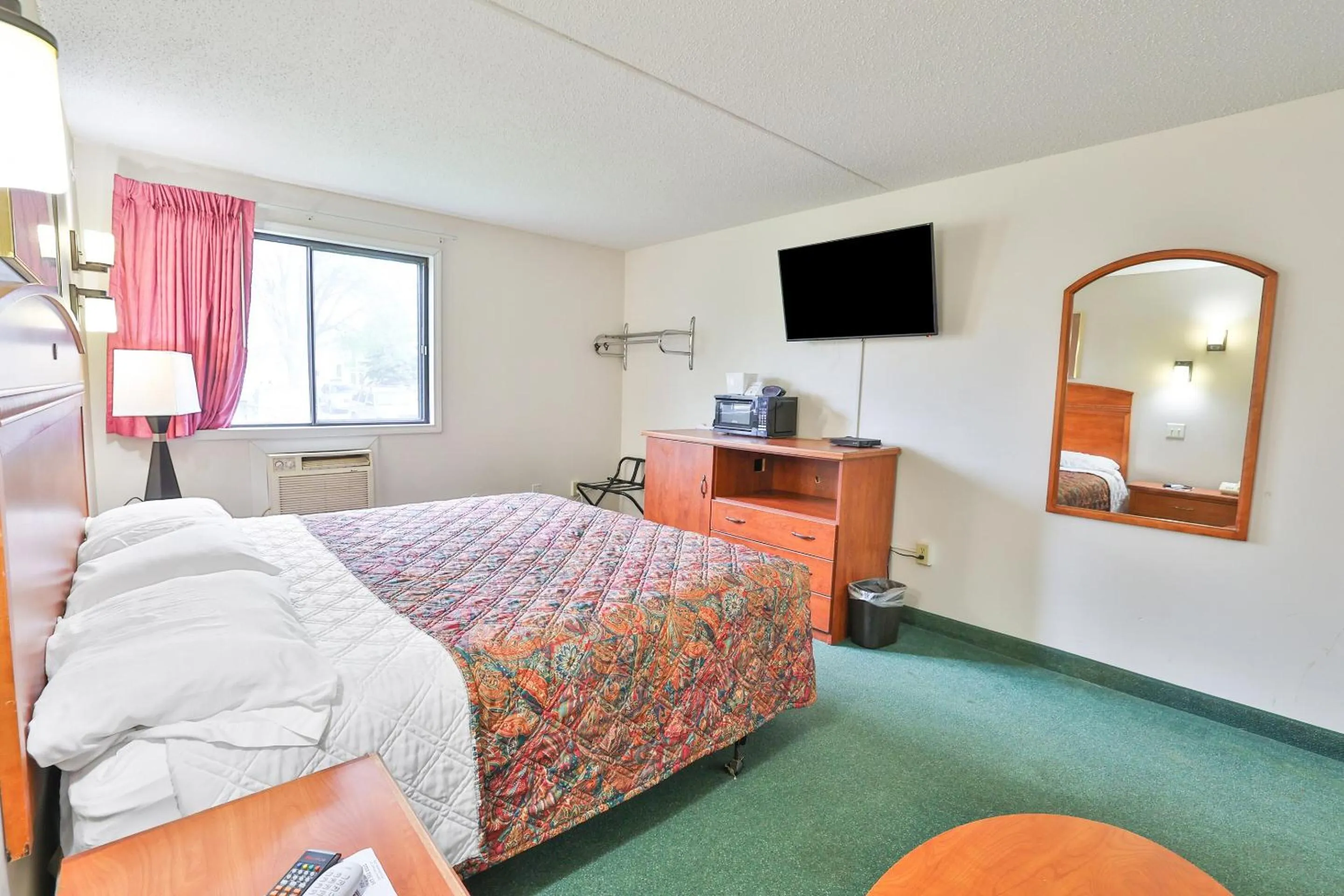 Bedroom, Bed in OYO Hotel Pipestone MN, Canterbury Park