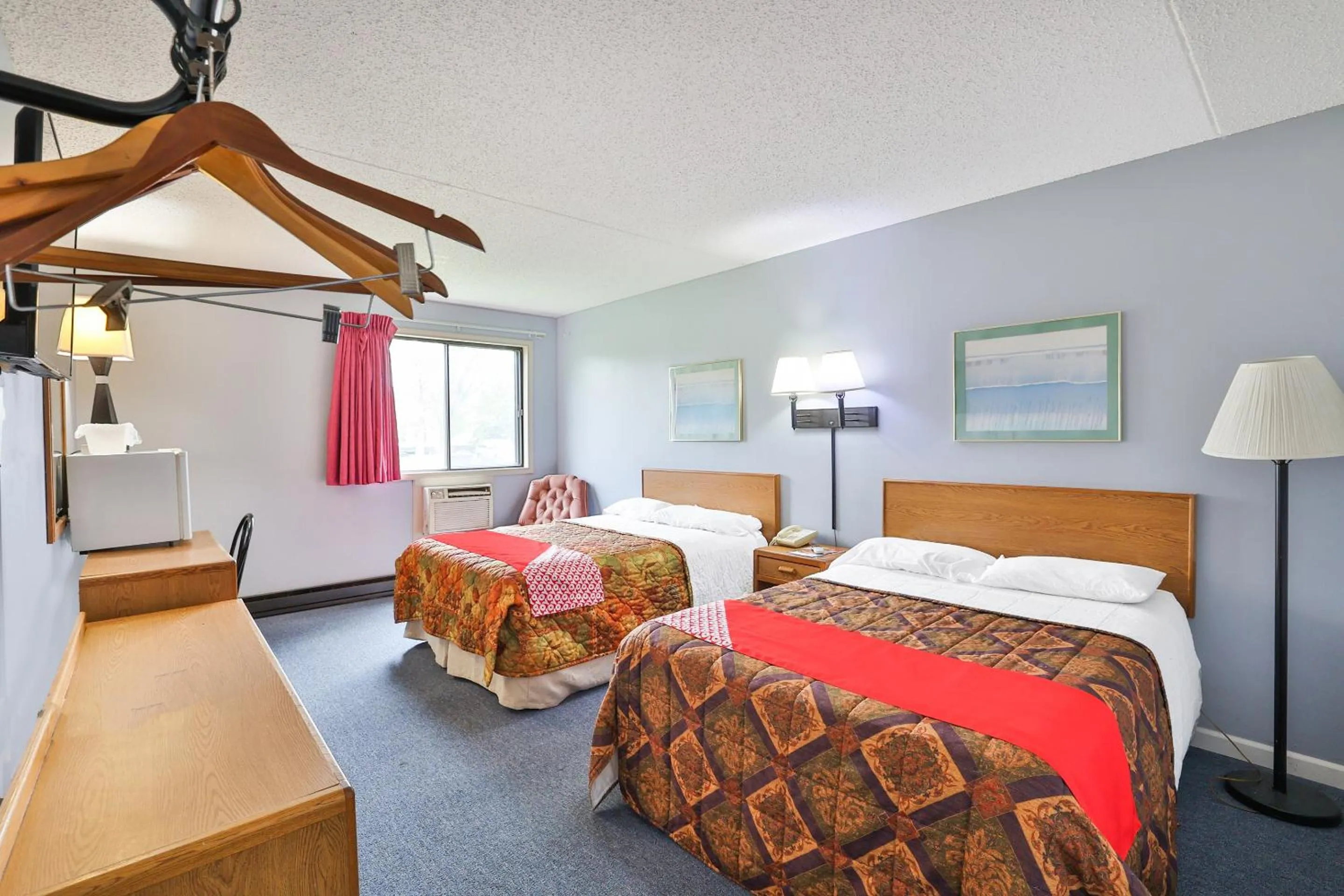 Bedroom, Bed in OYO Hotel Pipestone MN, Canterbury Park